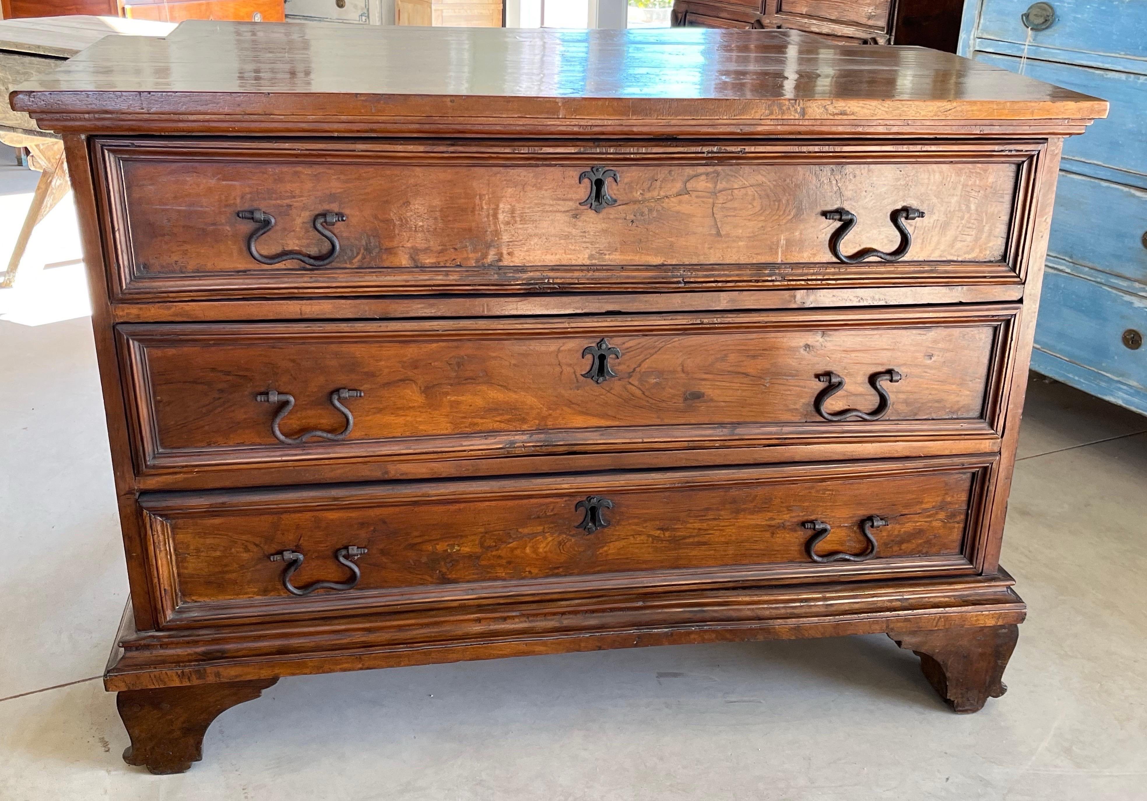 Noce Cassettiera in noce del XVII secolo / Commode / Canterano in vendita