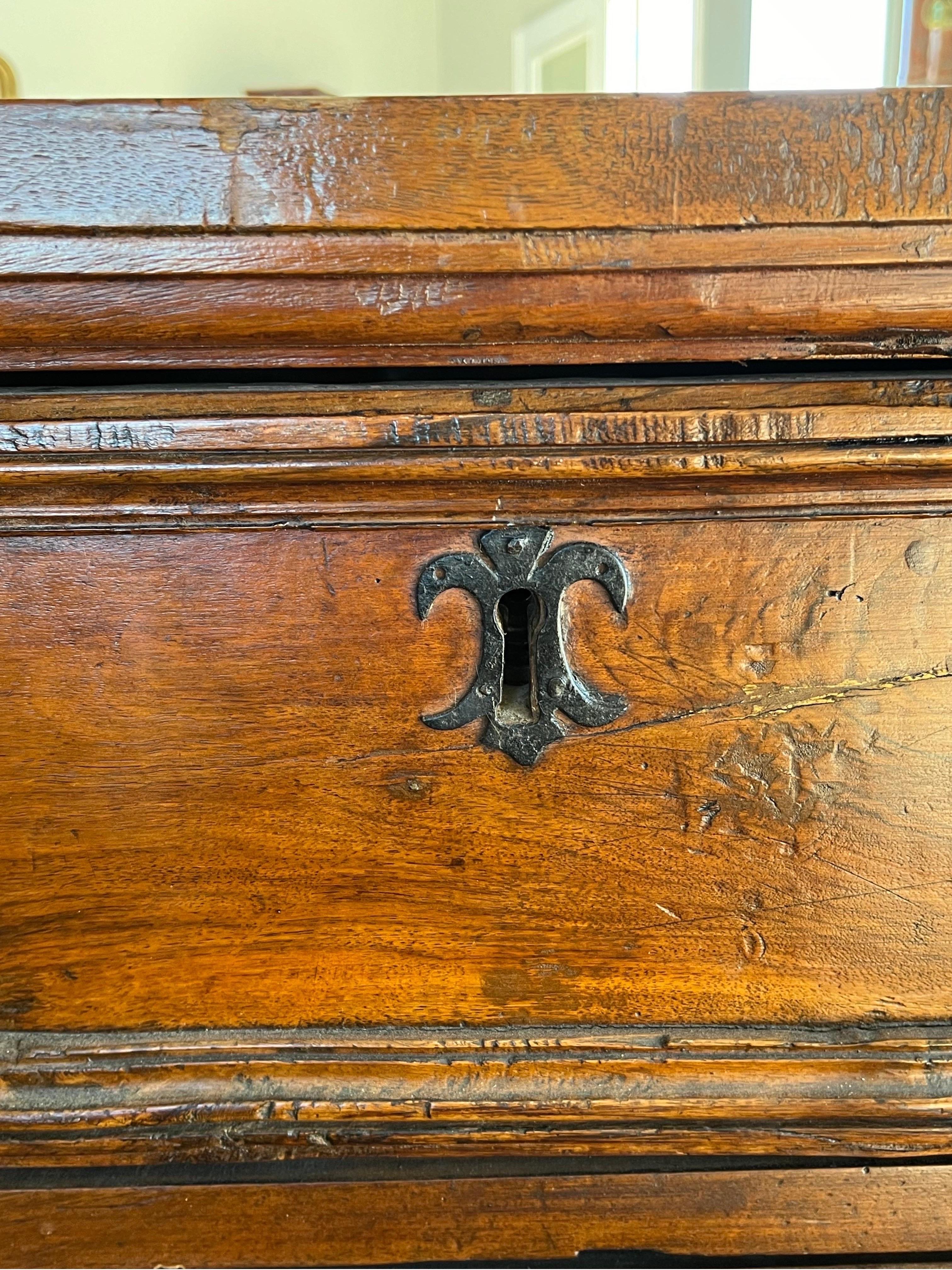Cassettiera in noce del XVII secolo / Commode / Canterano in vendita 2
