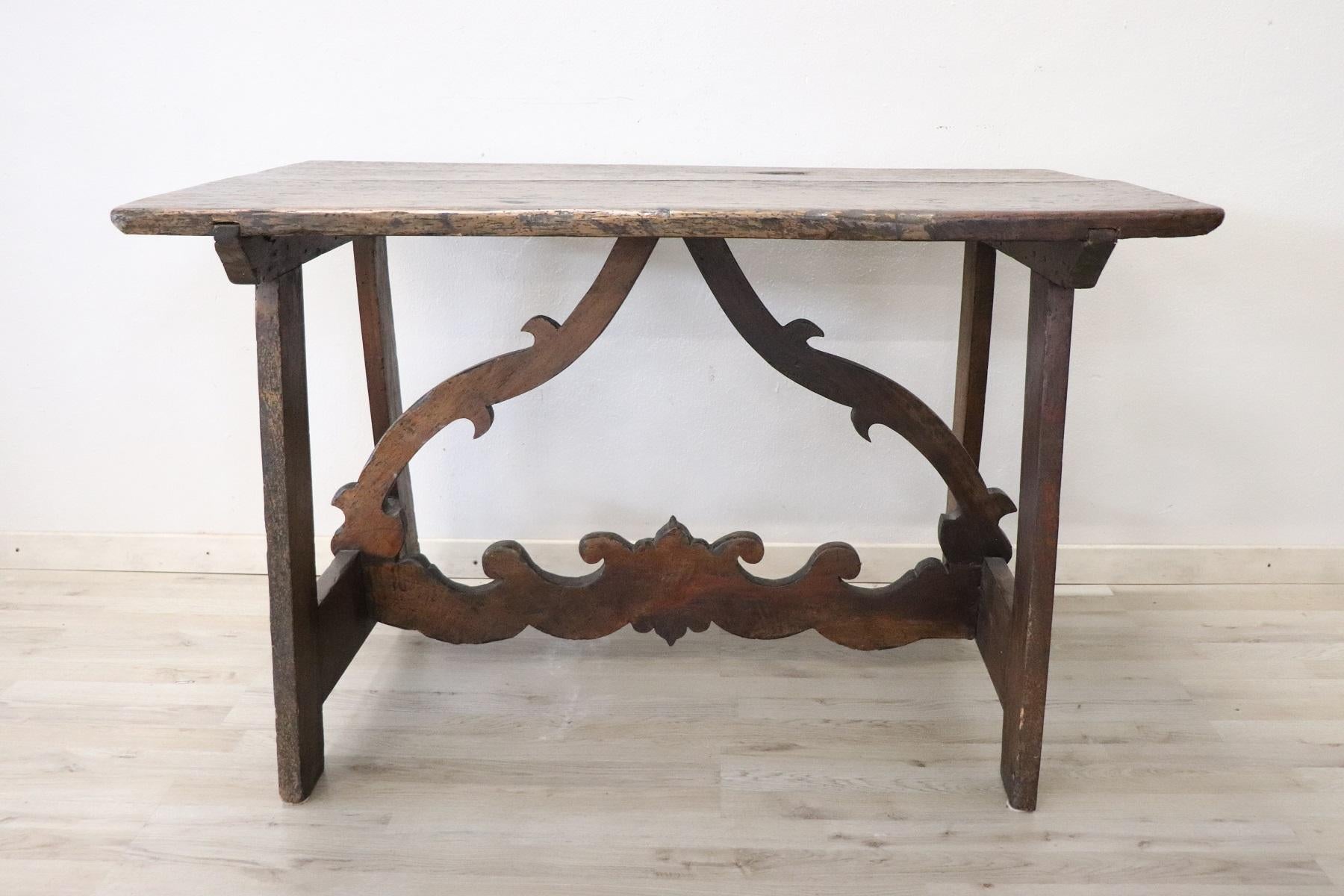 Important antique solid walnut table from the 17th century. Walnut wood has acquired a beautiful antique patina presenting the signs of all the past centuries. This type of table in Italy was called 