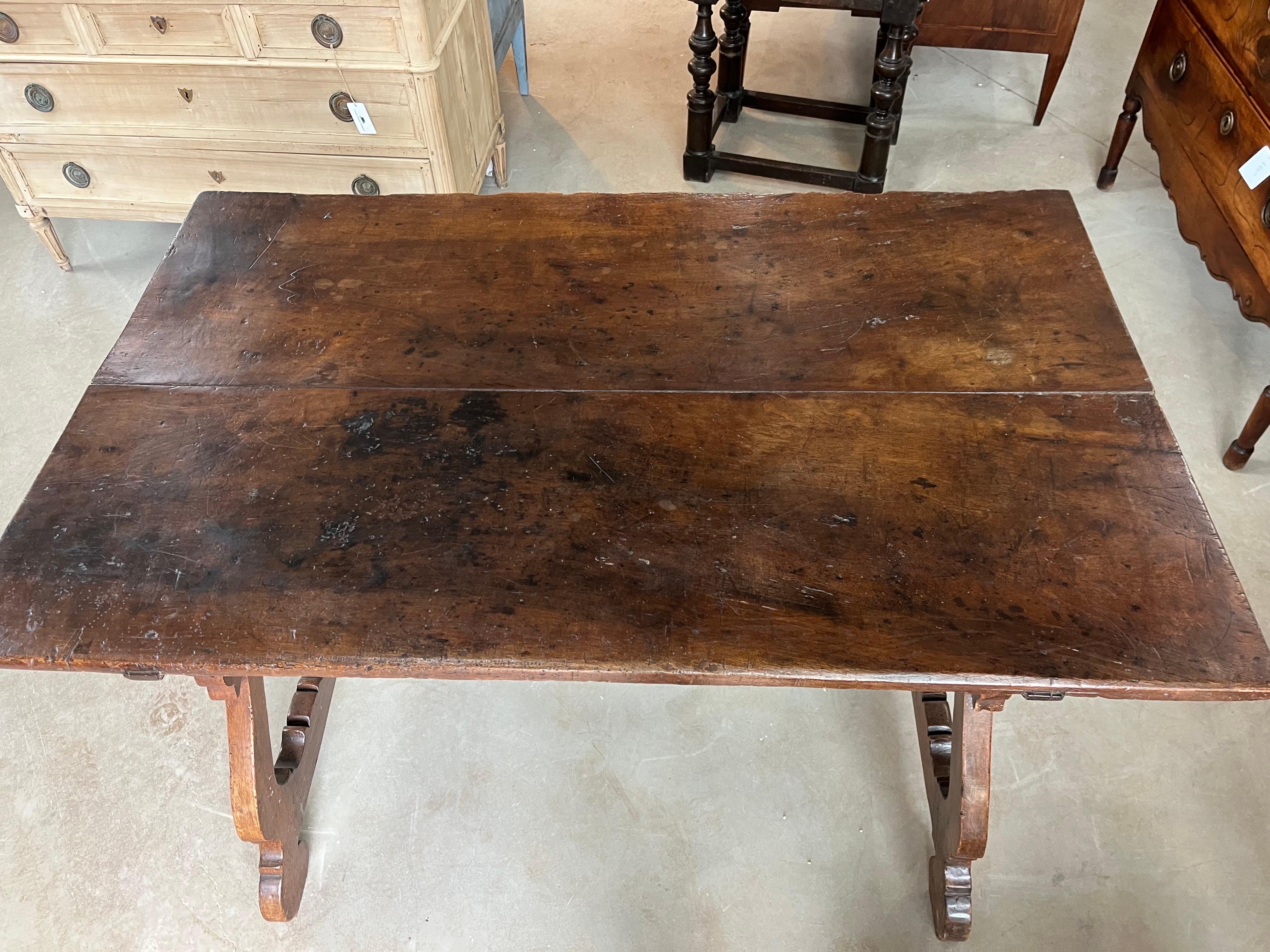 Baroque 17th Century Italian Walnut Fratino Table With Lyre Legs en vente
