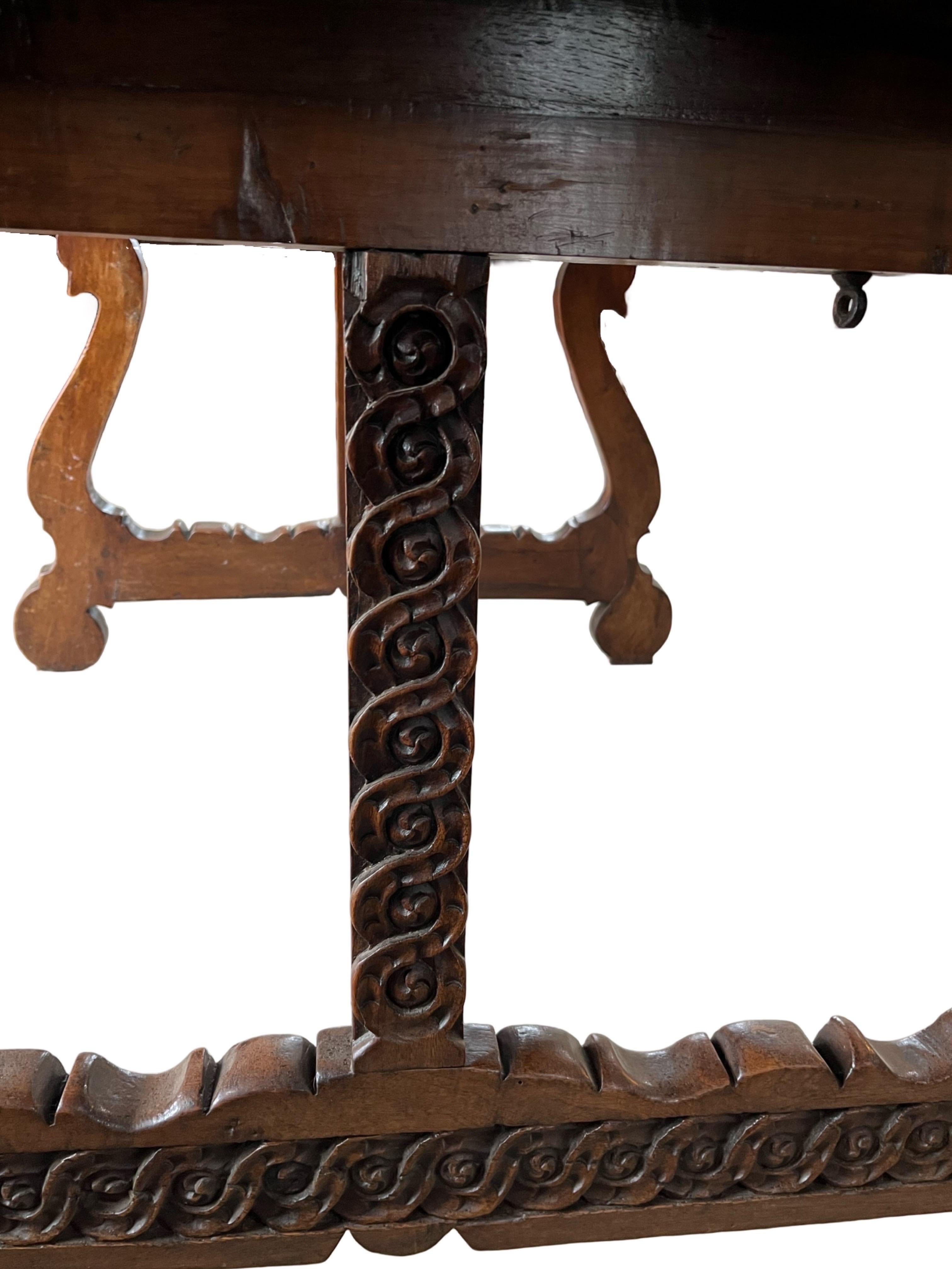 italien 17th Century Italian Walnut Fratino Table With Lyre Legs en vente