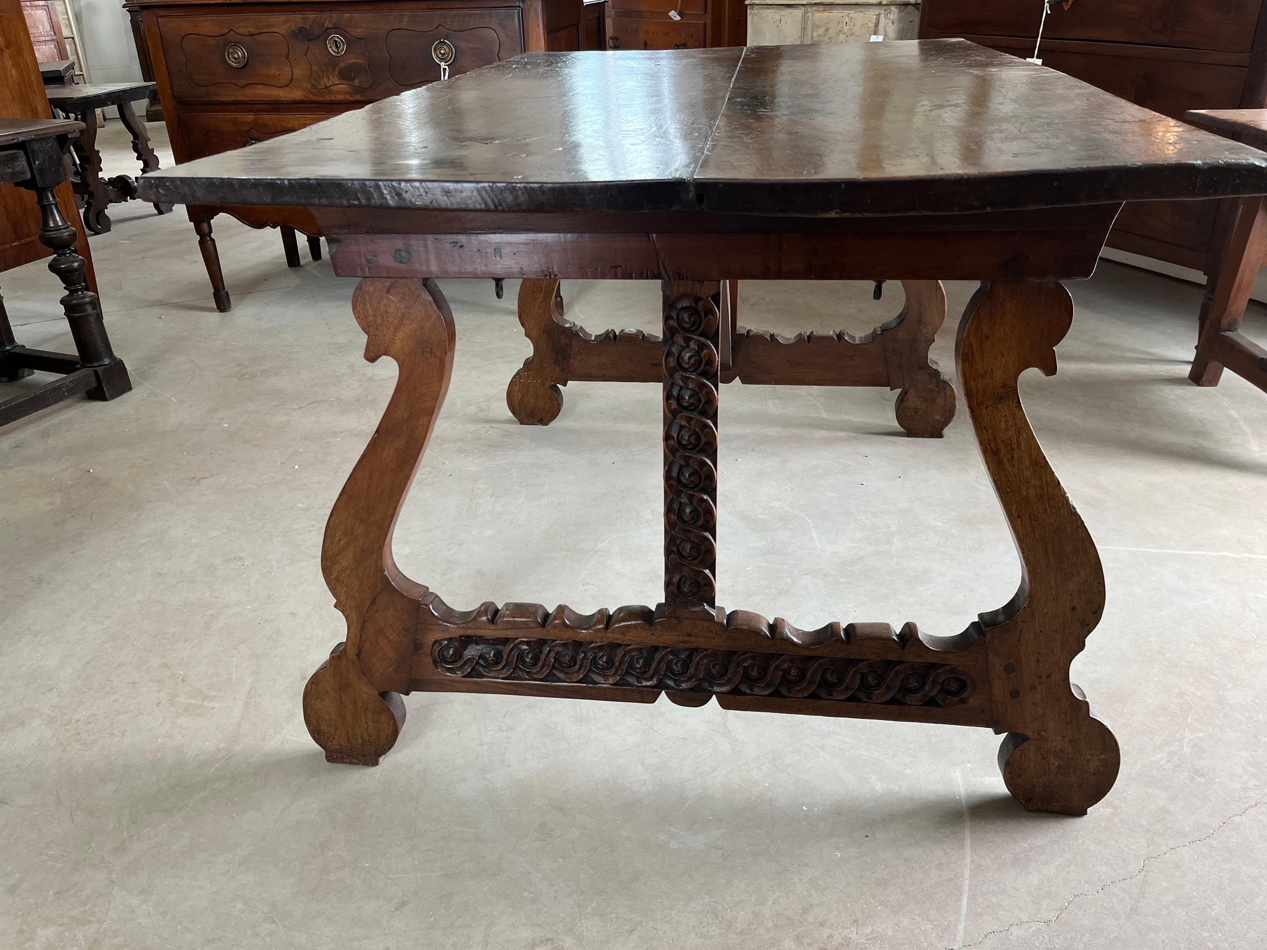 Sculpté à la main 17th Century Italian Walnut Fratino Table With Lyre Legs en vente