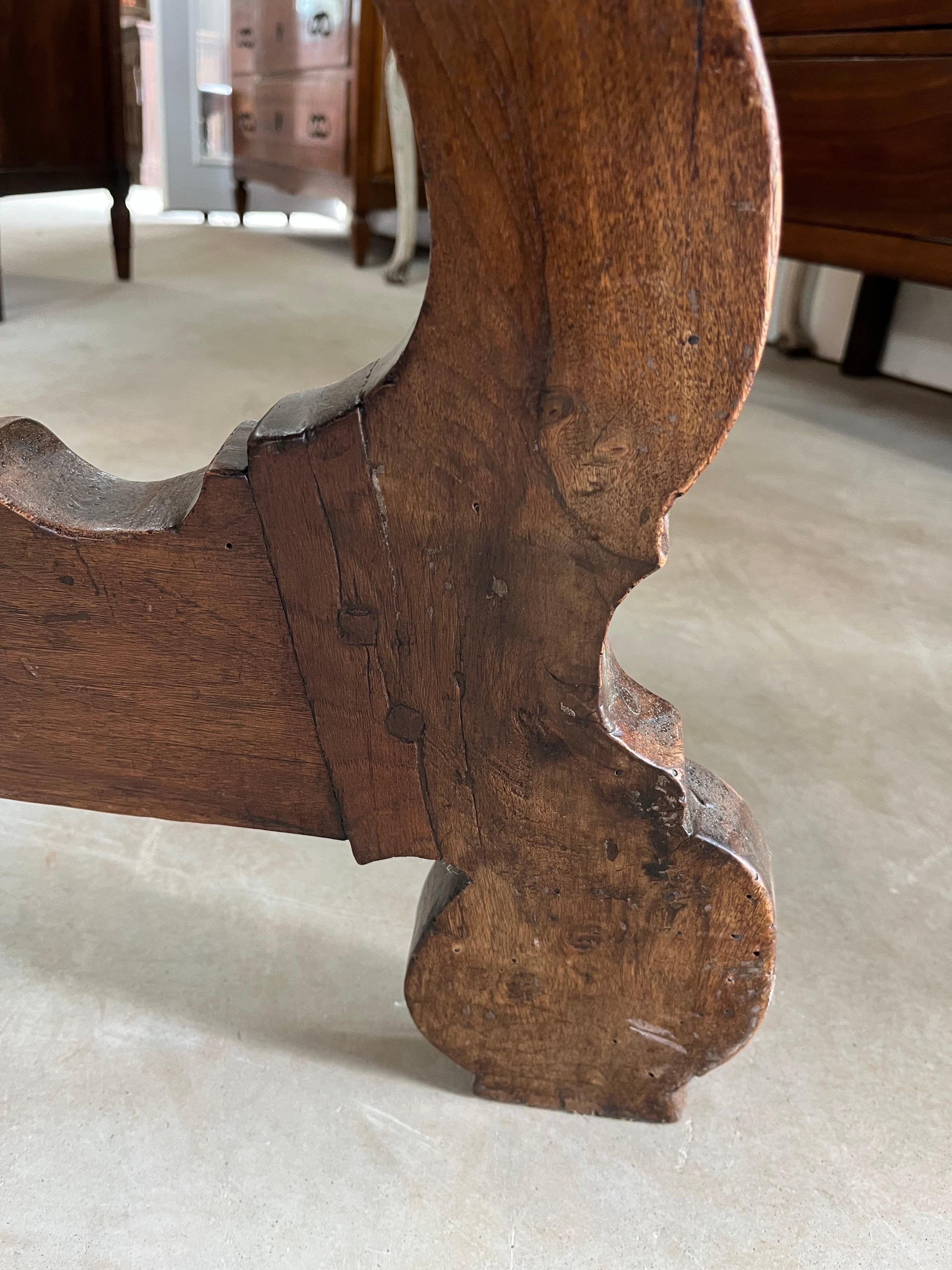 17ème siècle 17th Century Italian Walnut Fratino Table With Lyre Legs en vente