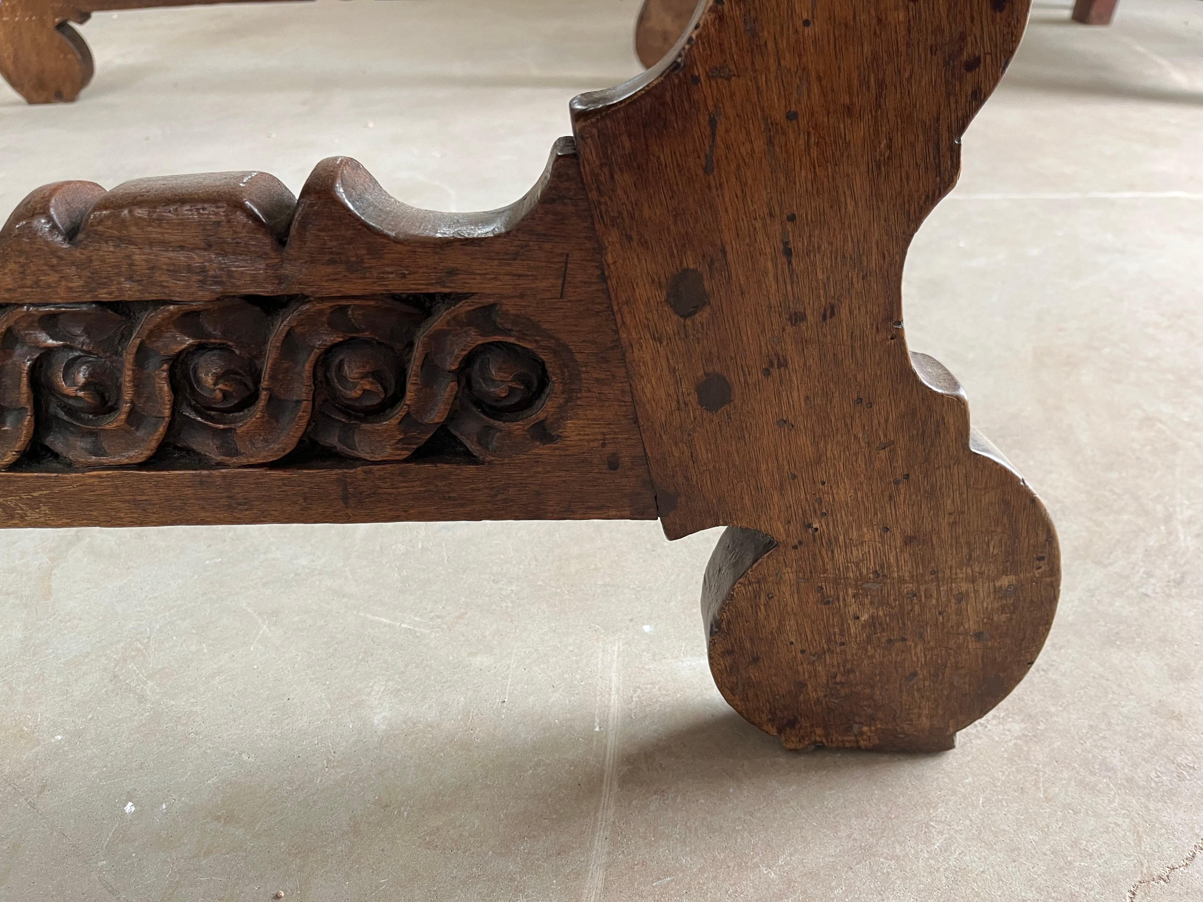 Noyer 17th Century Italian Walnut Fratino Table With Lyre Legs en vente