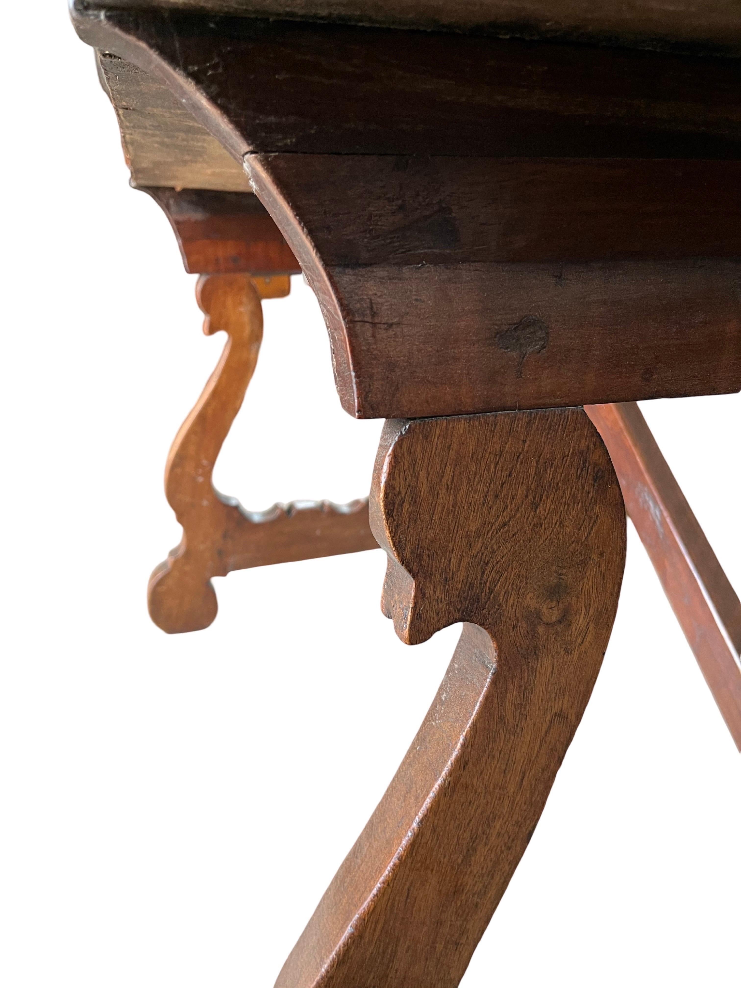 17th Century Italian Walnut Fratino Table With Lyre Legs en vente 1