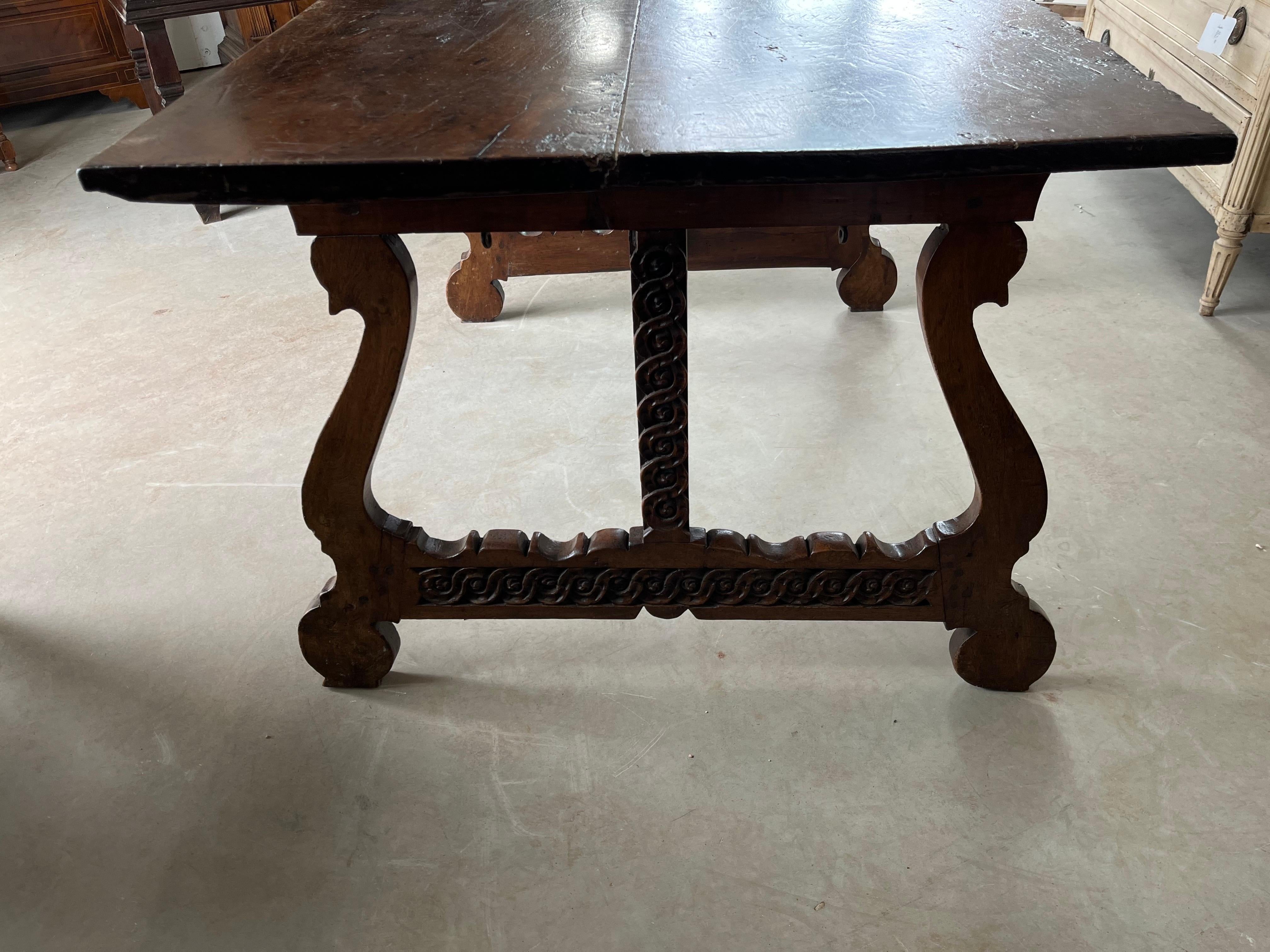 17th Century Italian Walnut Fratino Table With Lyre Legs en vente 2
