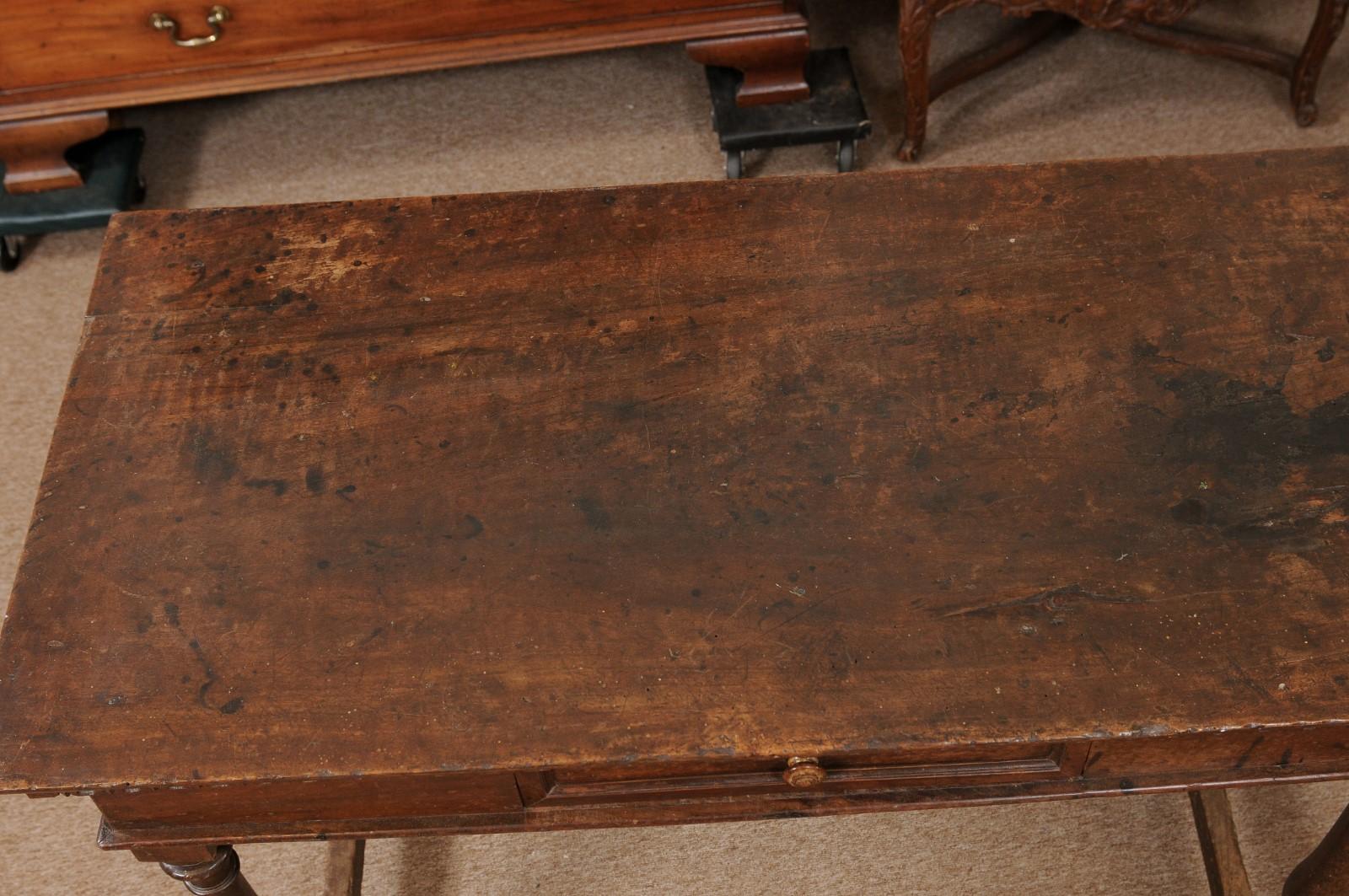 Schmaler italienischer Konsolen-/Mitteltisch aus Nussbaumholz mit Schublade aus dem 17. Jahrhundert (18. Jahrhundert und früher) im Angebot