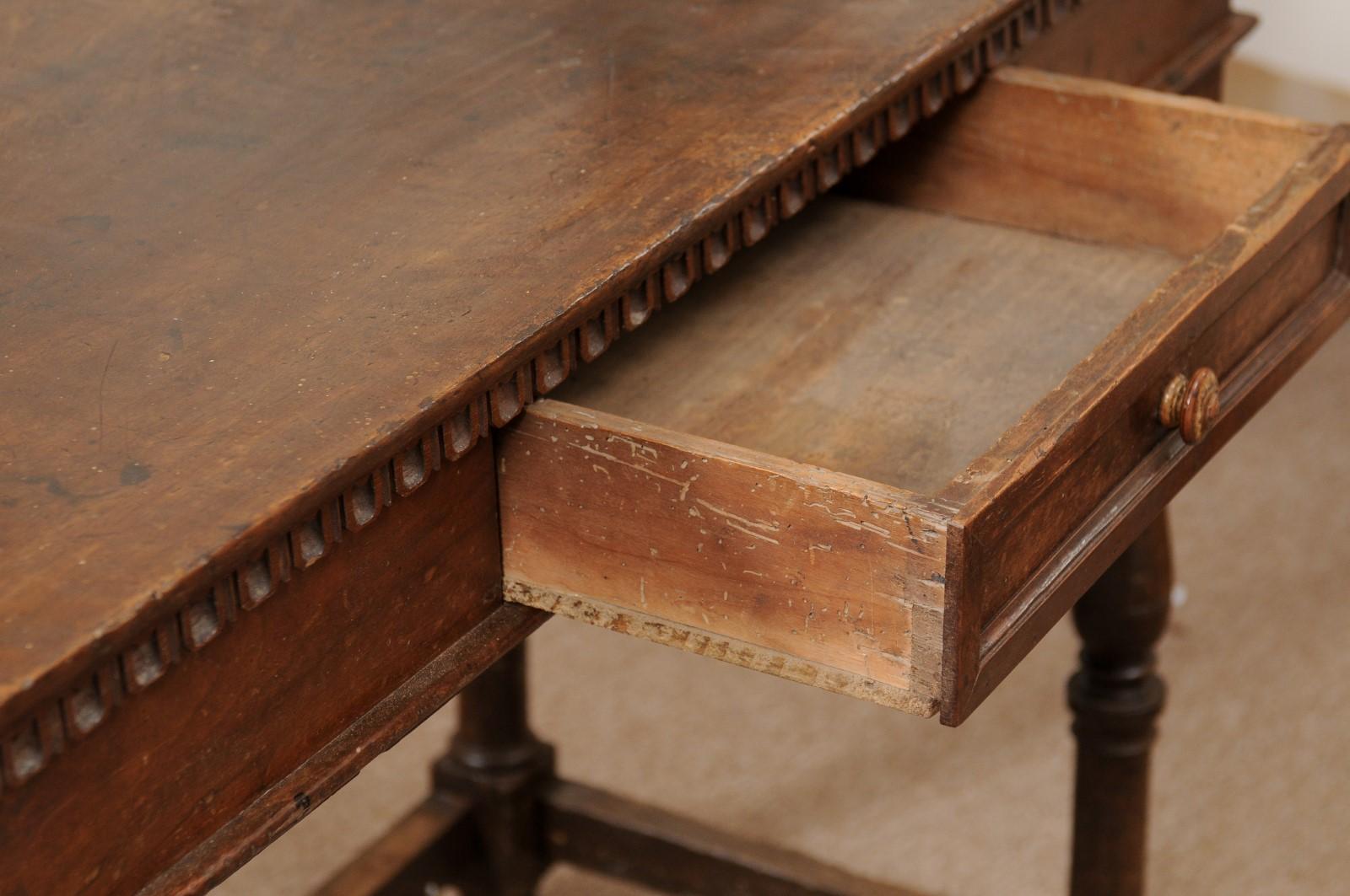 Schmaler italienischer Konsolen-/Mitteltisch aus Nussbaumholz mit Schublade aus dem 17. Jahrhundert im Angebot 1