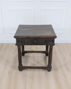 Table d'appoint carrée en noyer italienne du 17e siècle