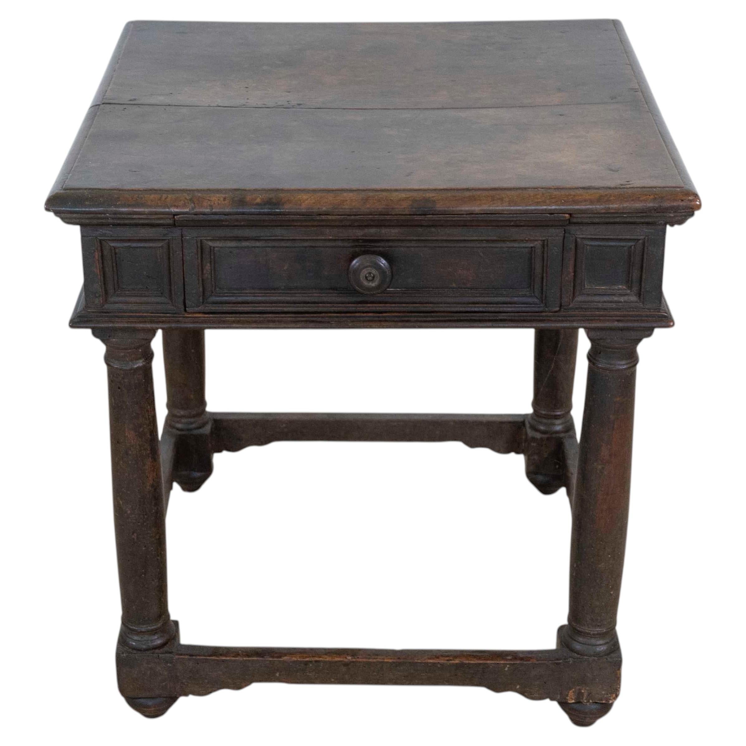 Table d'appoint carrée en noyer italienne du 17e siècle en vente