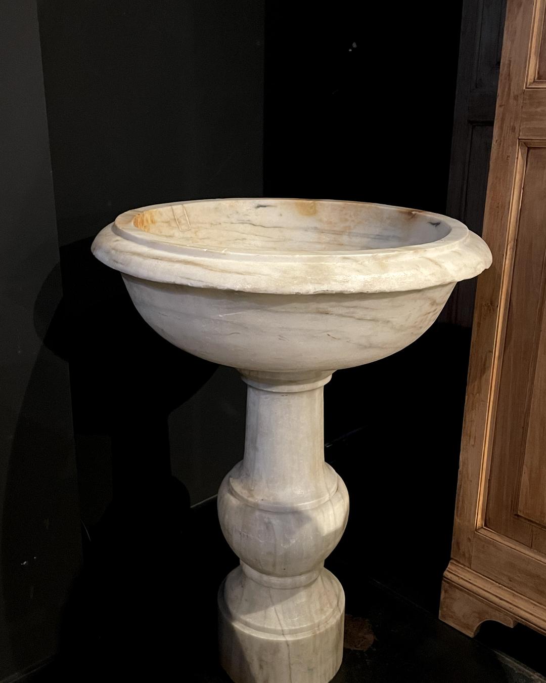 17th Century Italian White Marble Baptismal Font In Good Condition For Sale In BARCELONA, ES