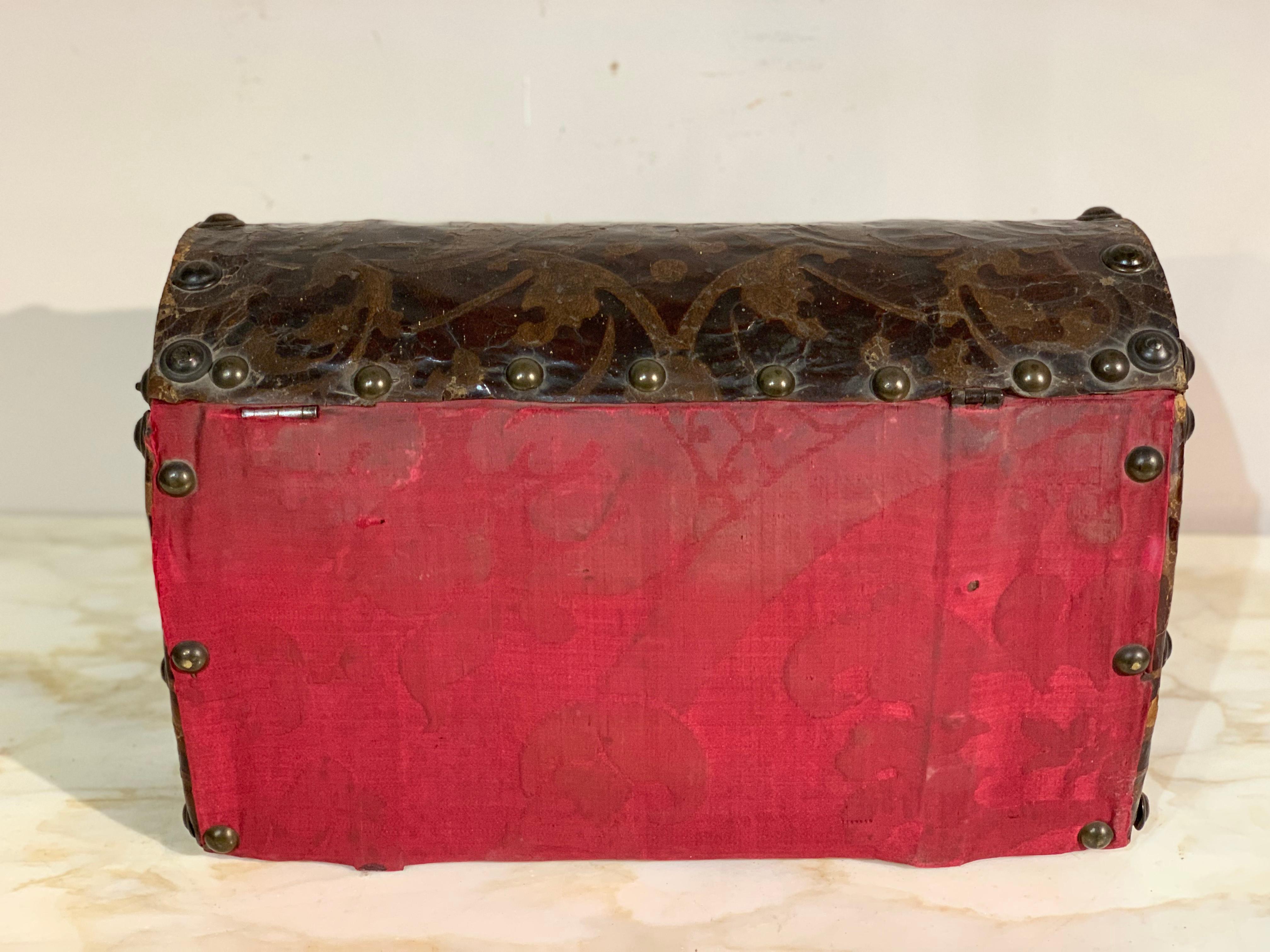 17th Century, Italian Wooden Box Coated in Engraved Leather For Sale 7