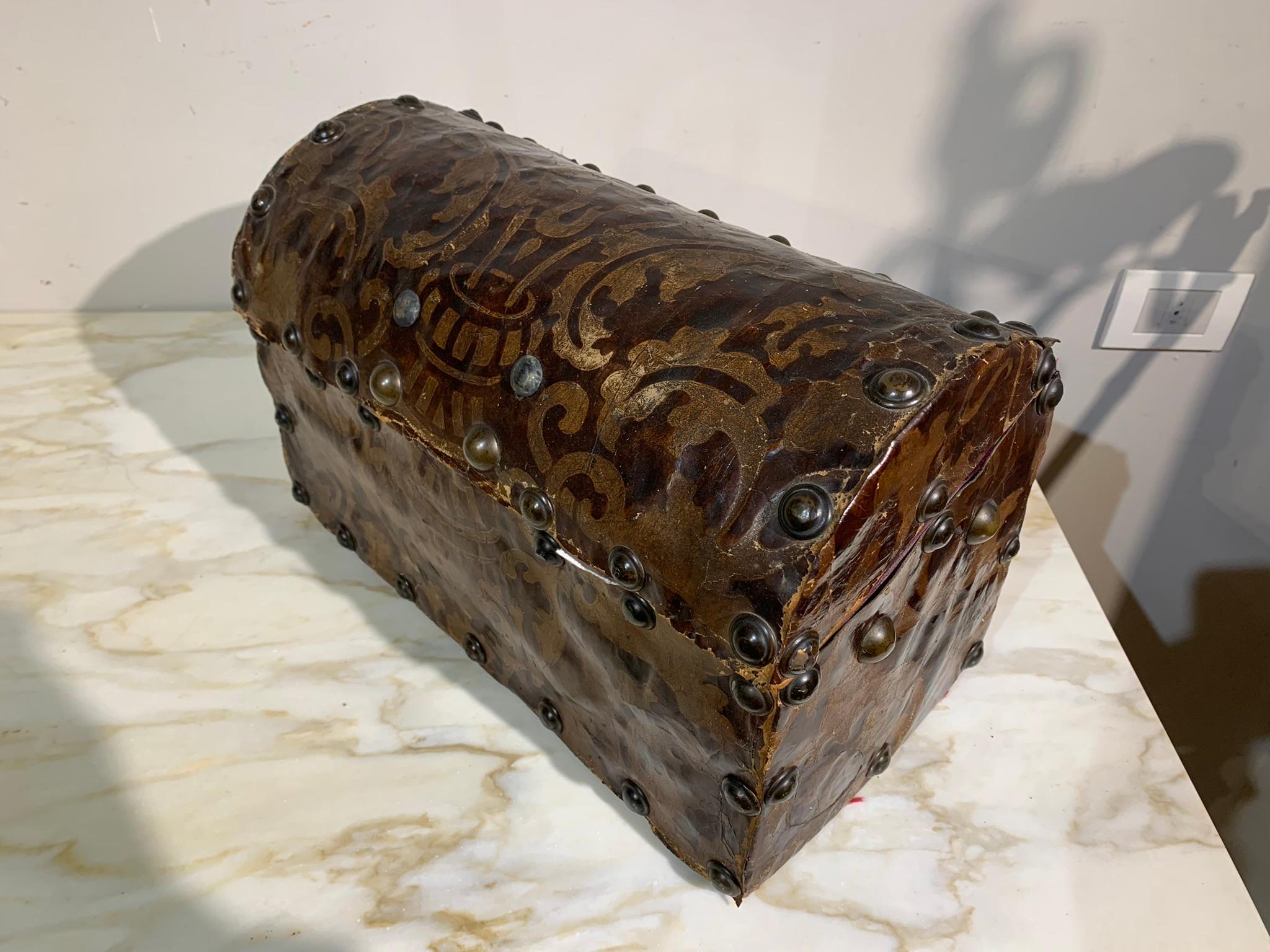 17th Century, Italian Wooden Box Coated in Engraved Leather For Sale 10