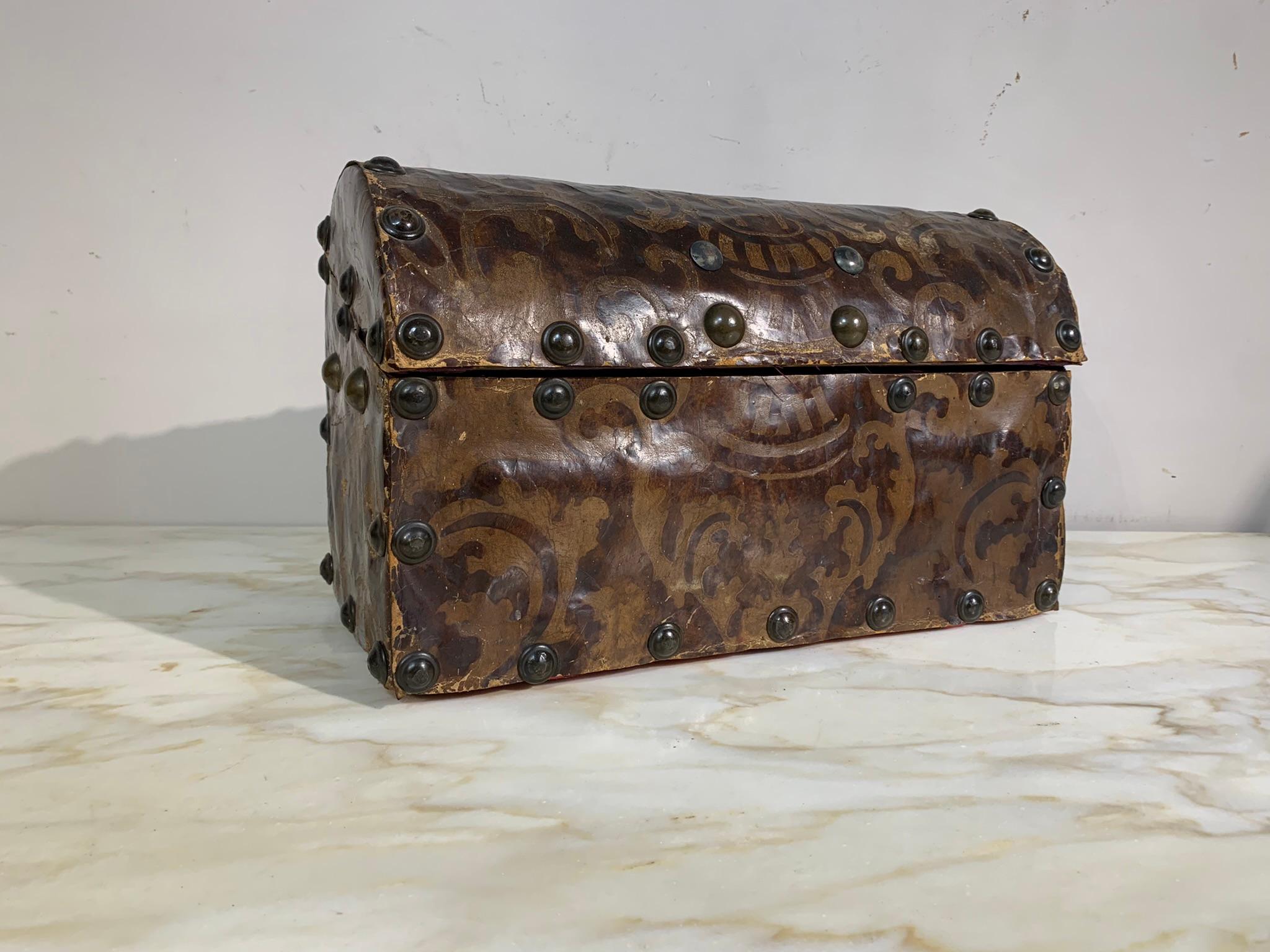 Wooden box lined with leather engraved with damask motifs, studded with convex bronze nails. This casket was used by placing it on the altars of the family chapels to house the candles to be placed on the candlesticks. Tuscan manufacture from the