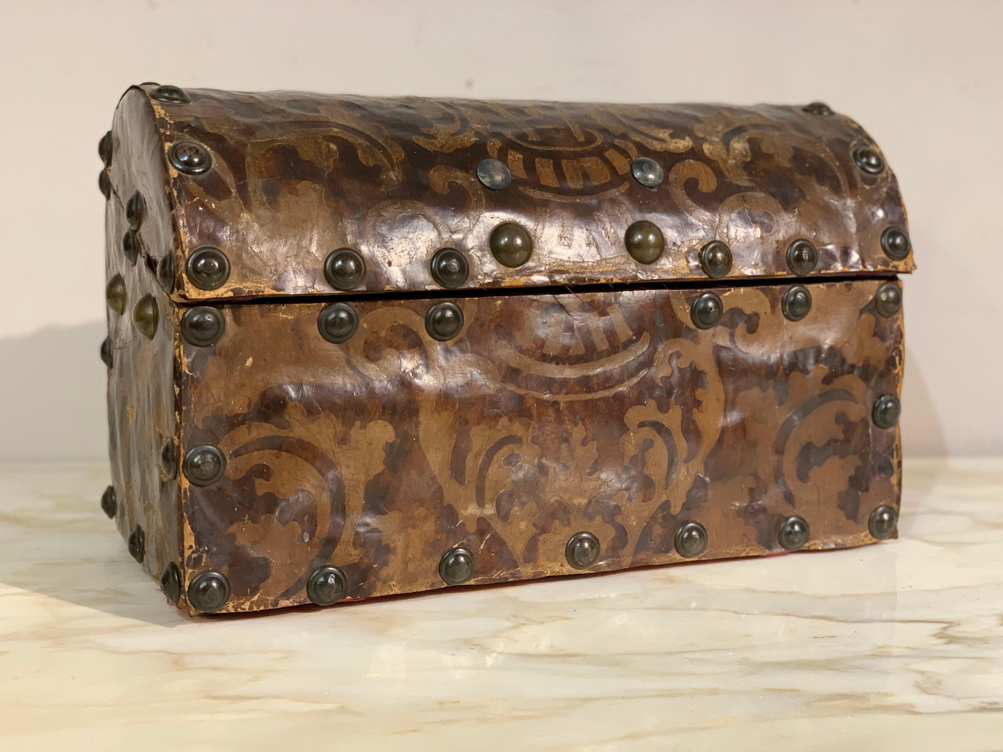 17th Century, Italian Wooden Box Coated in Engraved Leather In Good Condition For Sale In Firenze, FI