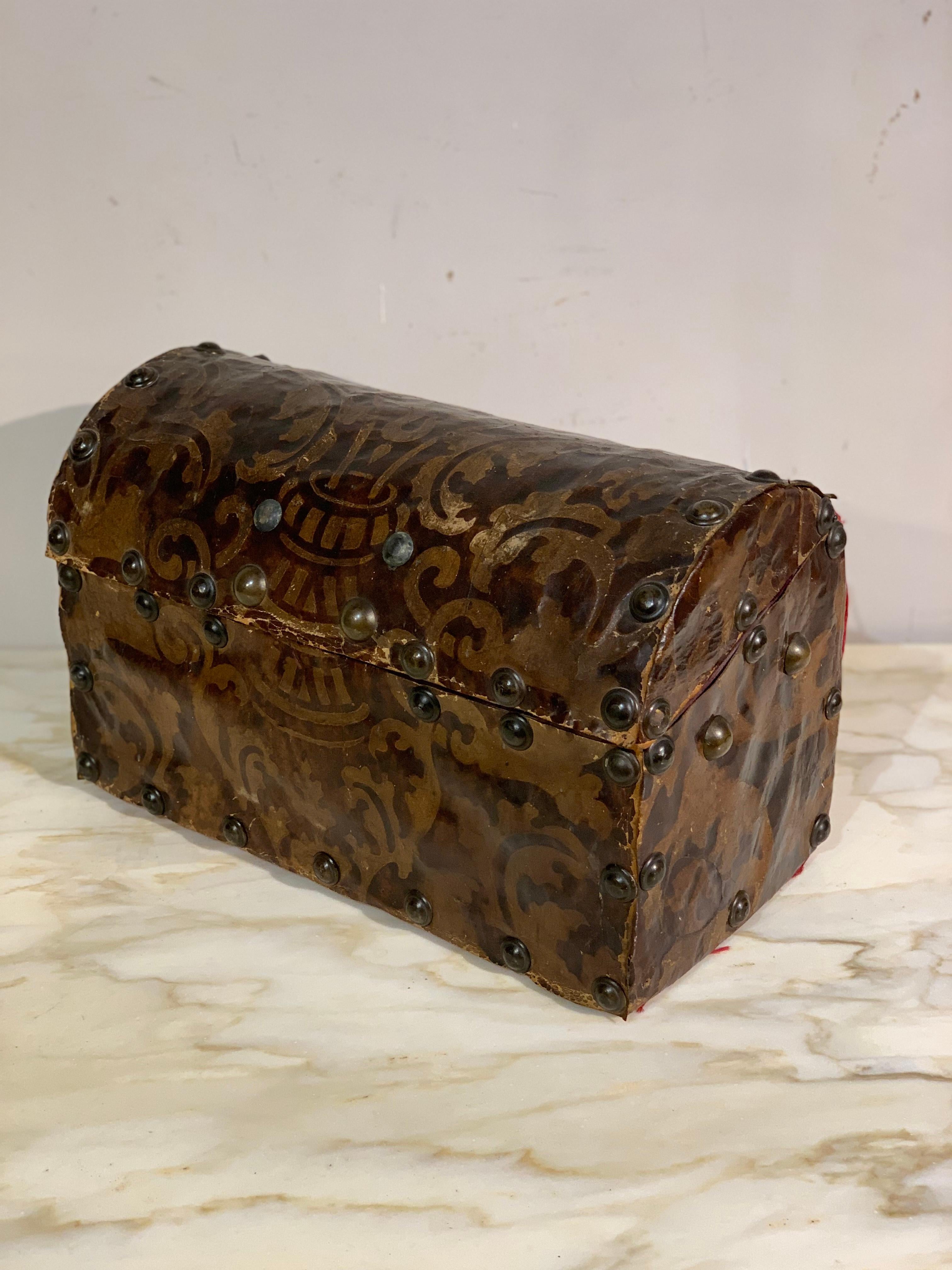 17th Century, Italian Wooden Box Coated in Engraved Leather For Sale 1