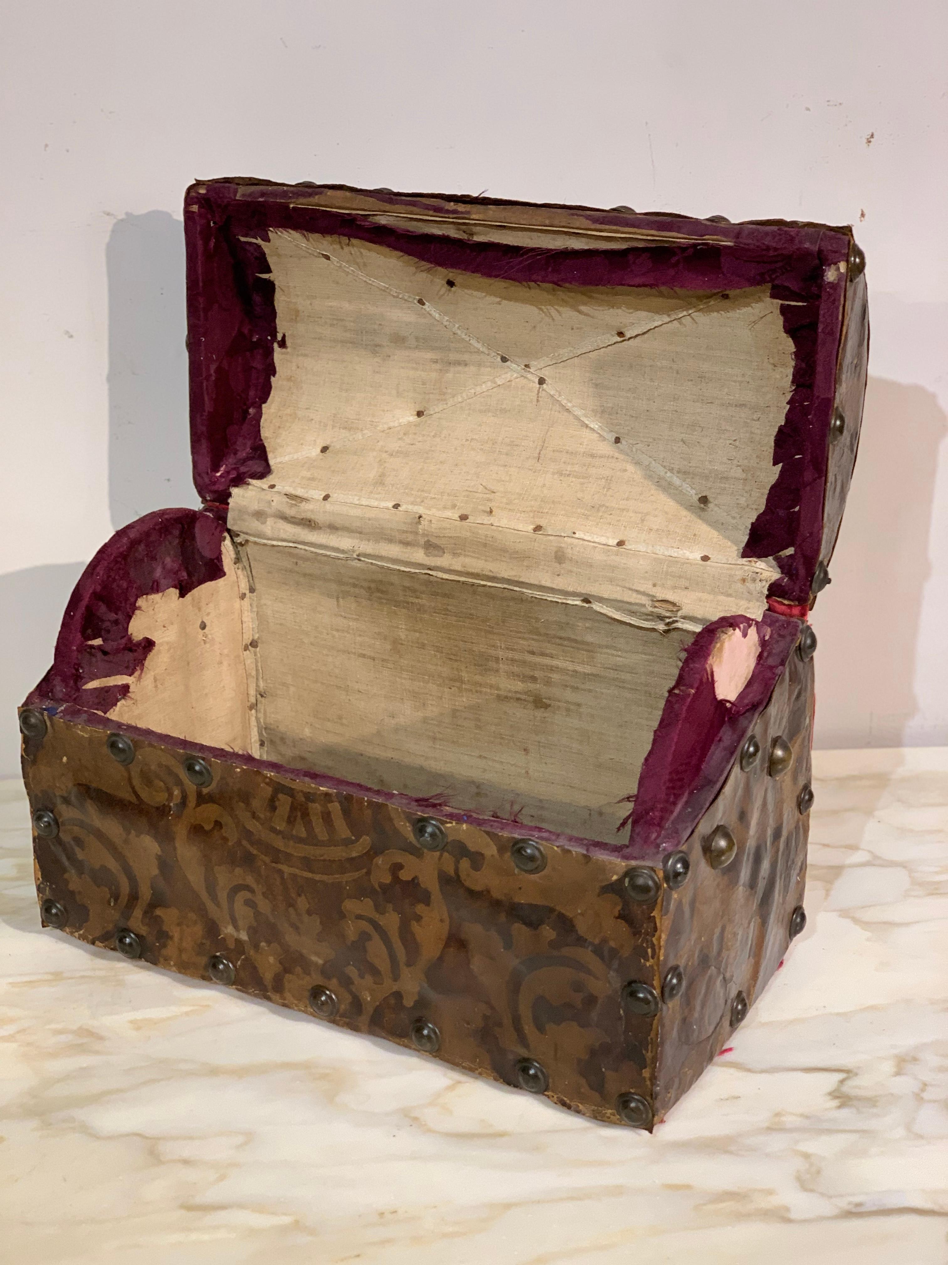 Italienische Holzschachtel aus dem 17. Jahrhundert, mit graviertem Leder beschichtet im Angebot 2