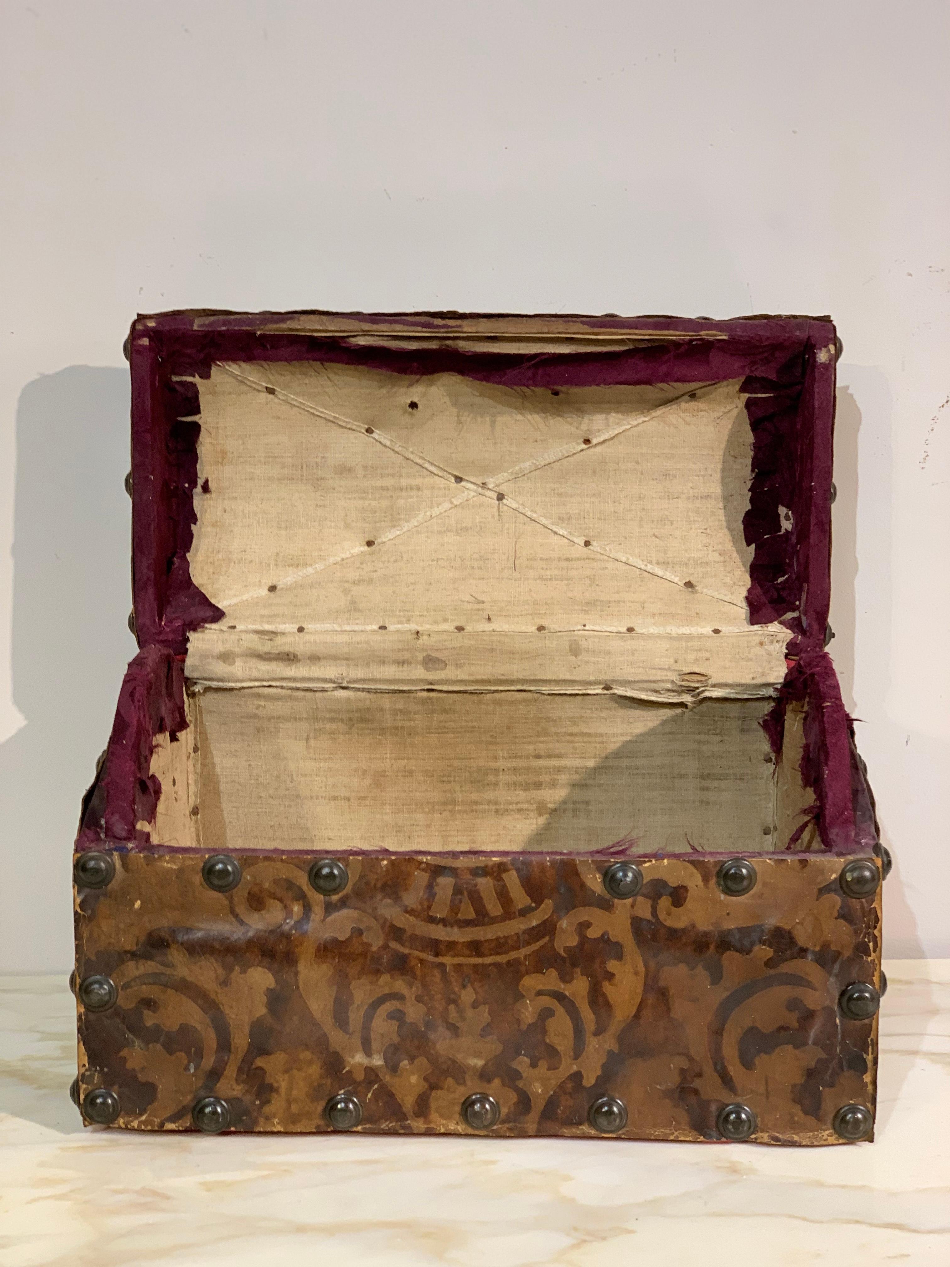 Italienische Holzschachtel aus dem 17. Jahrhundert, mit graviertem Leder beschichtet im Angebot 3