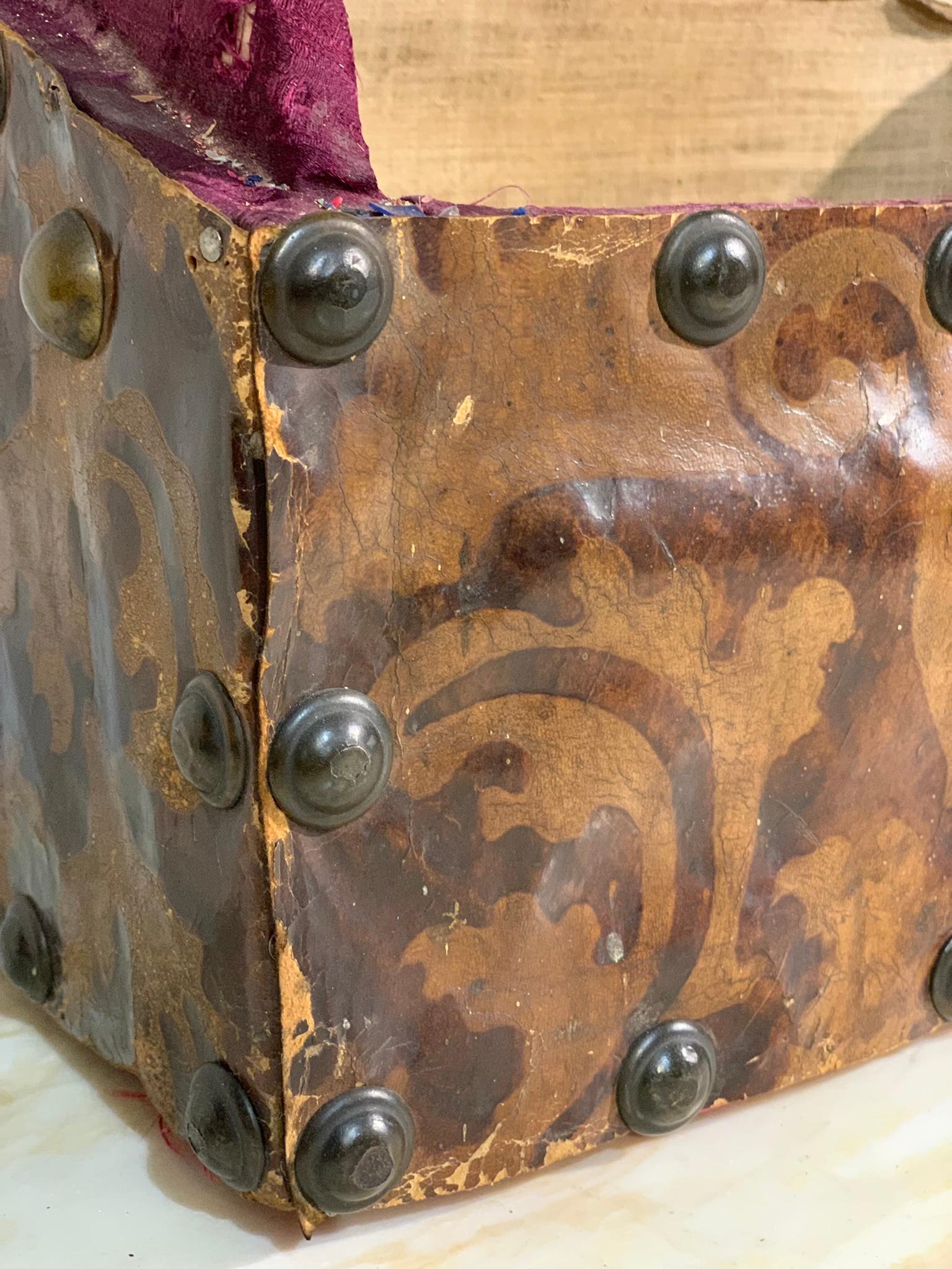 Italienische Holzschachtel aus dem 17. Jahrhundert, mit graviertem Leder beschichtet im Angebot 4