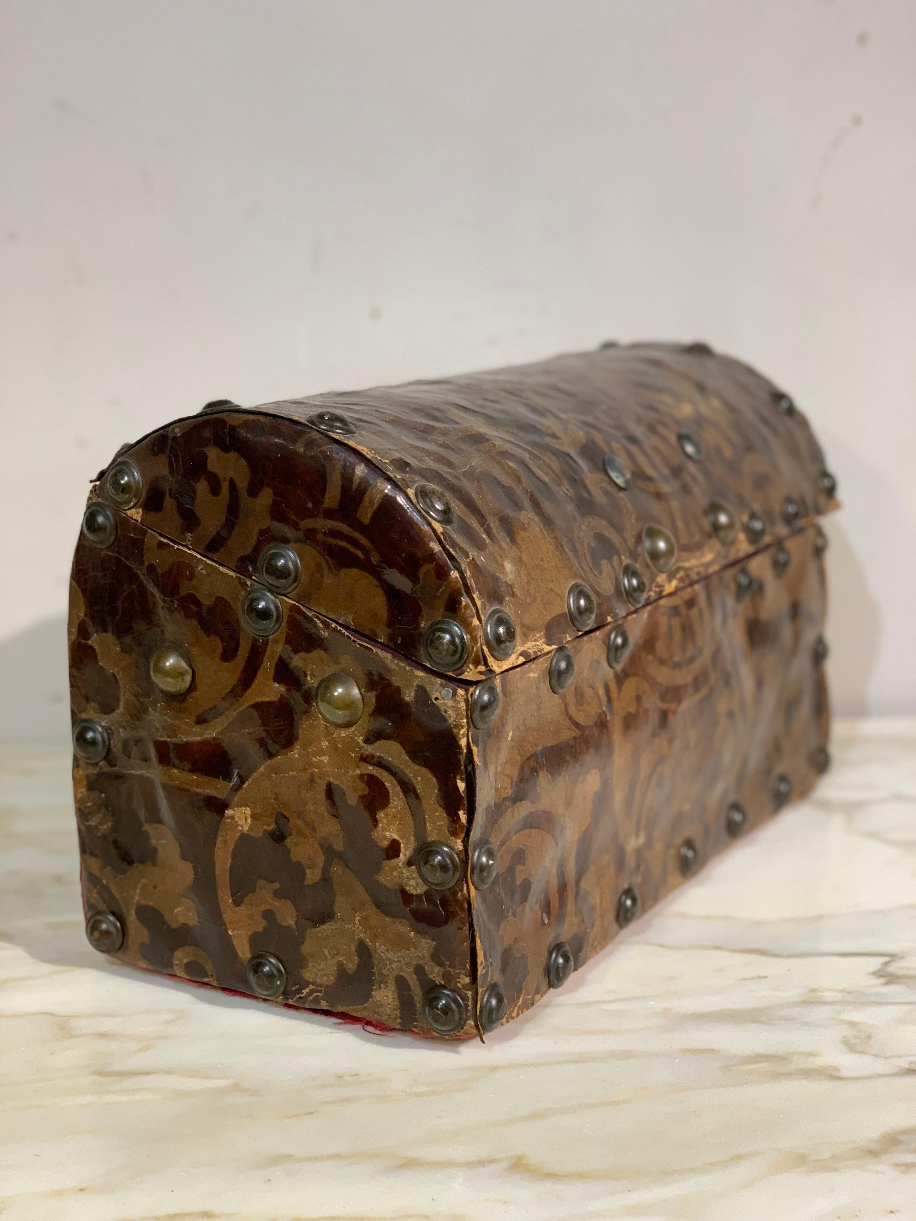 17th Century, Italian Wooden Box Coated in Engraved Leather For Sale 5