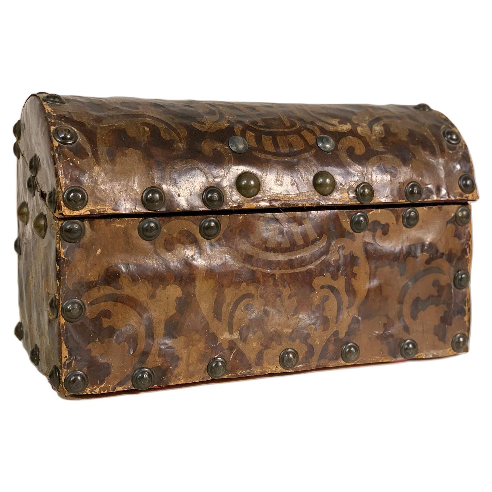 17th Century, Italian Wooden Box Coated in Engraved Leather For Sale