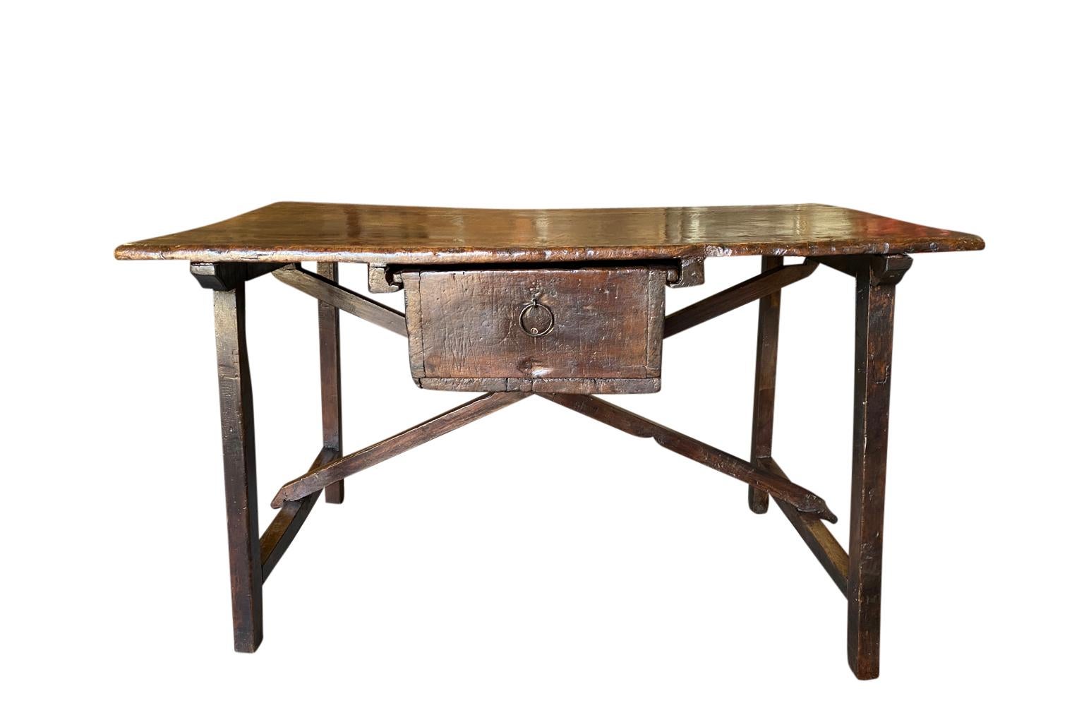 Walnut 17th Century Italian Writing Table - Side Table For Sale