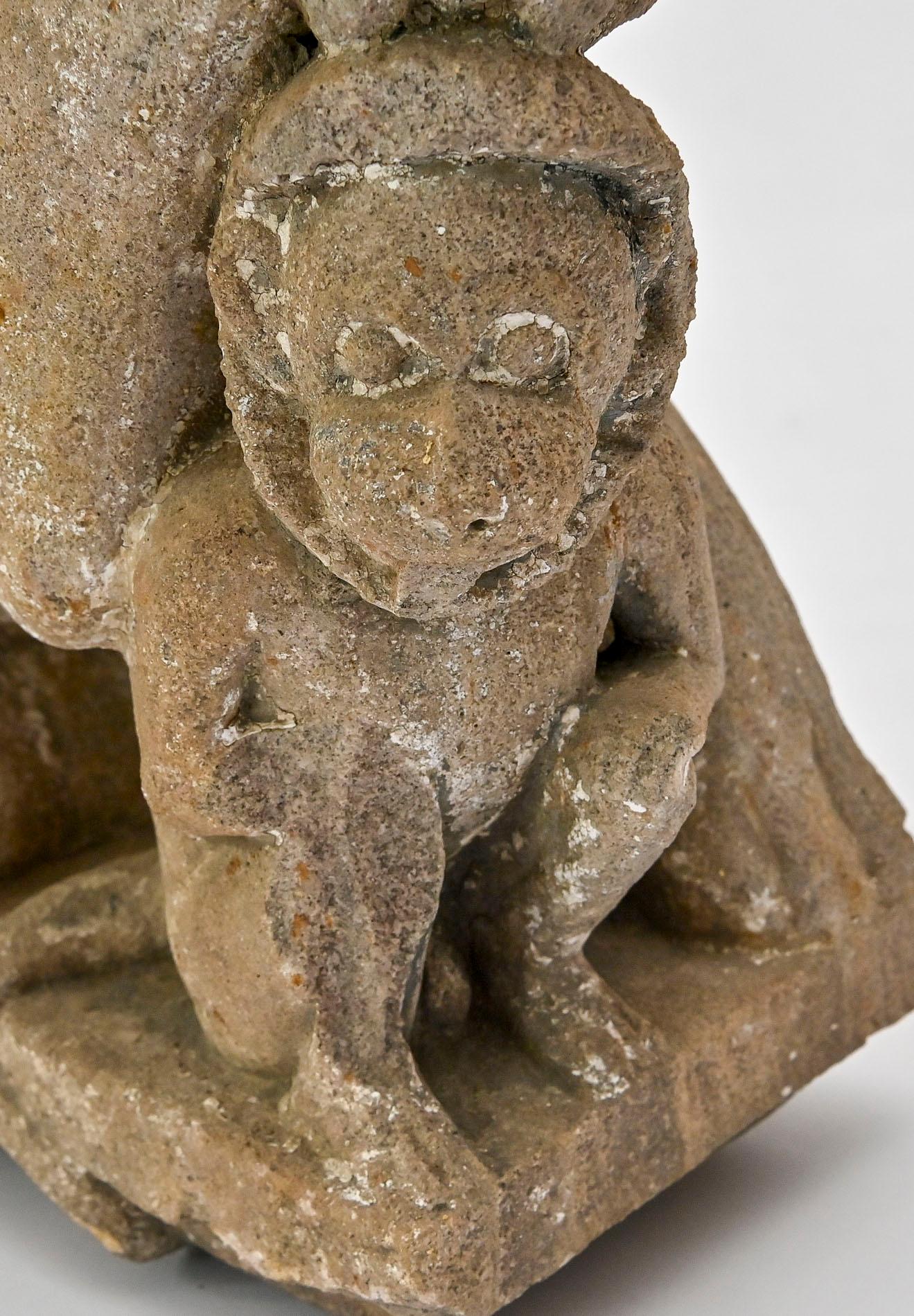 17th Century Italy Sculpture Stone Lion Holding a Monkey In Good Condition In Epfach, DE
