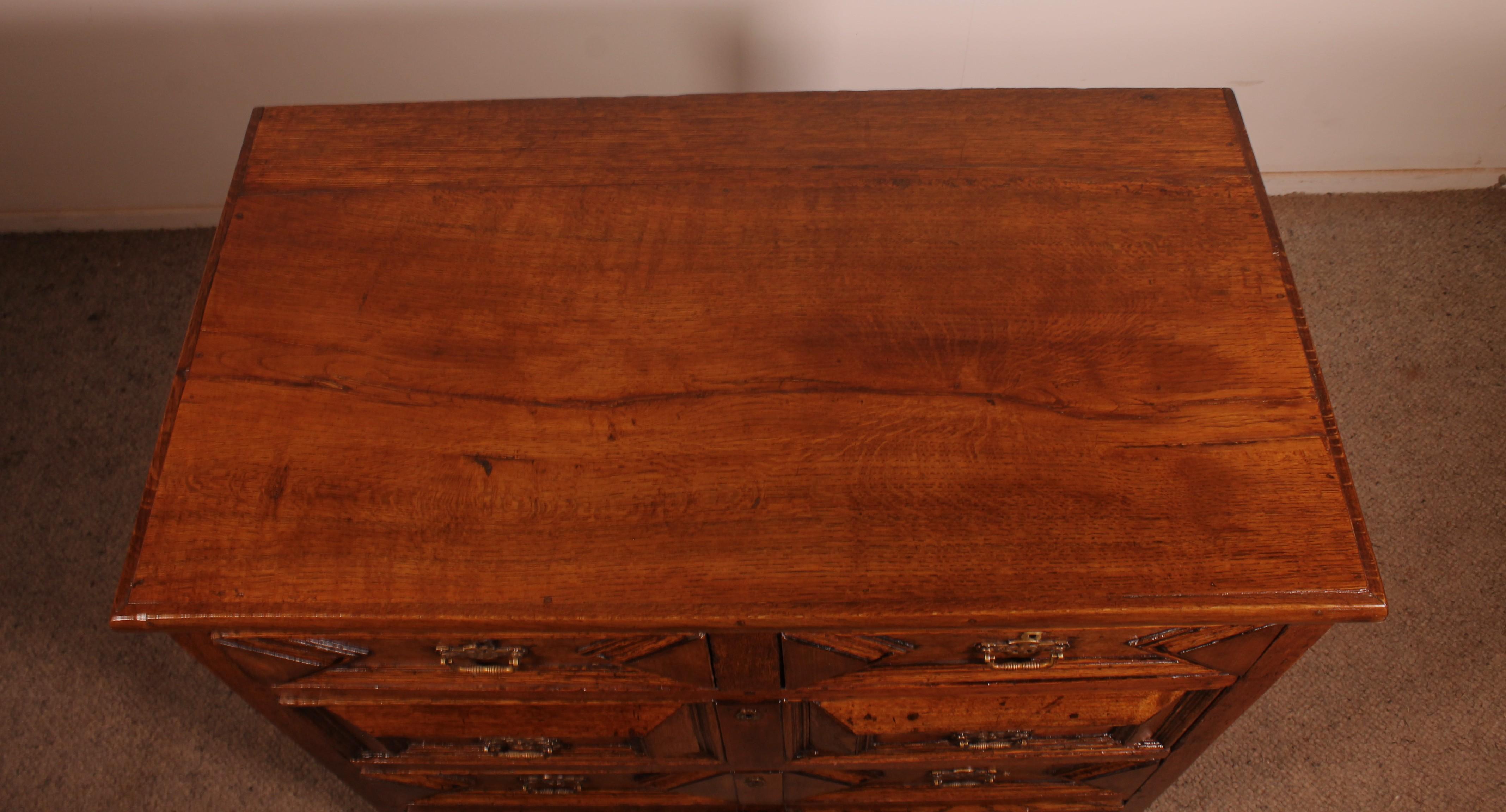 Cassettiera Jacobean del XVII secolo in Oak e Jacobean Walnut in vendita 3