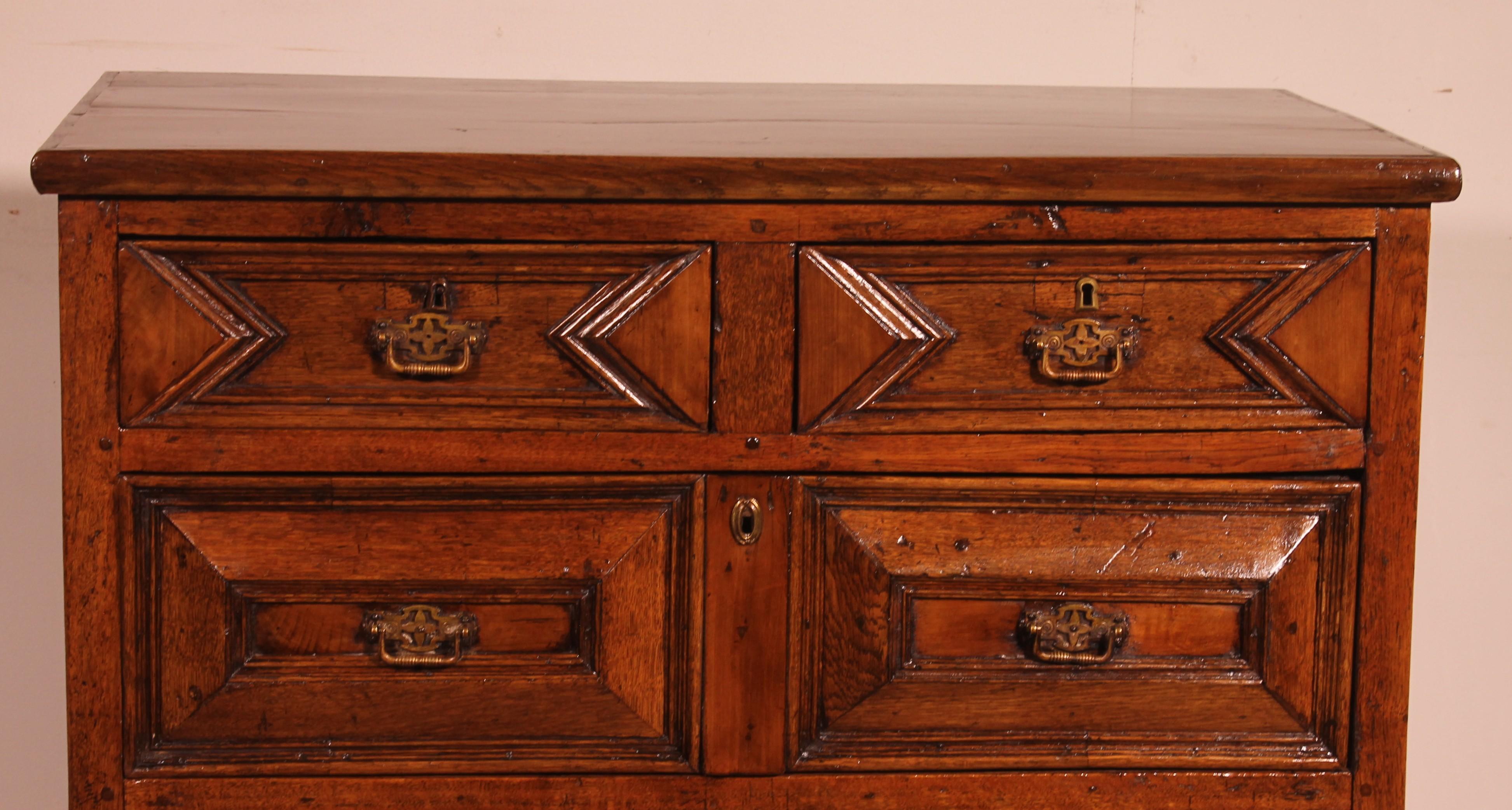 Splendida cassettiera d'epoca e in stile Jacobean del XVII secolo, proveniente dall'Inghilterra e realizzata in quercia e noce.
Cassettiera giacobina di buona qualità con un bellissimo lavoro sui cassetti come raramente se ne vedono. Infatti, nei