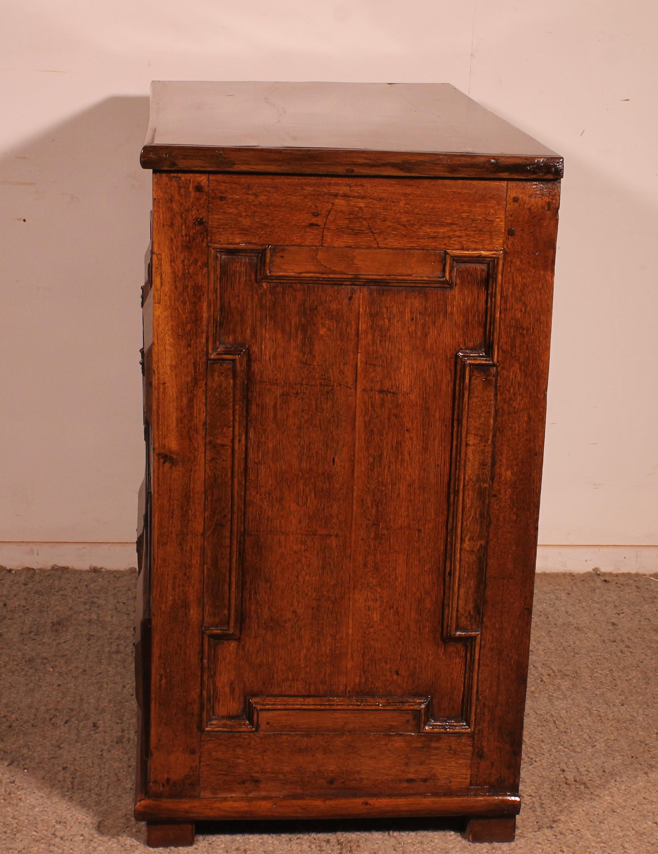 Cassettiera Jacobean del XVII secolo in Oak e Jacobean Walnut in vendita 1
