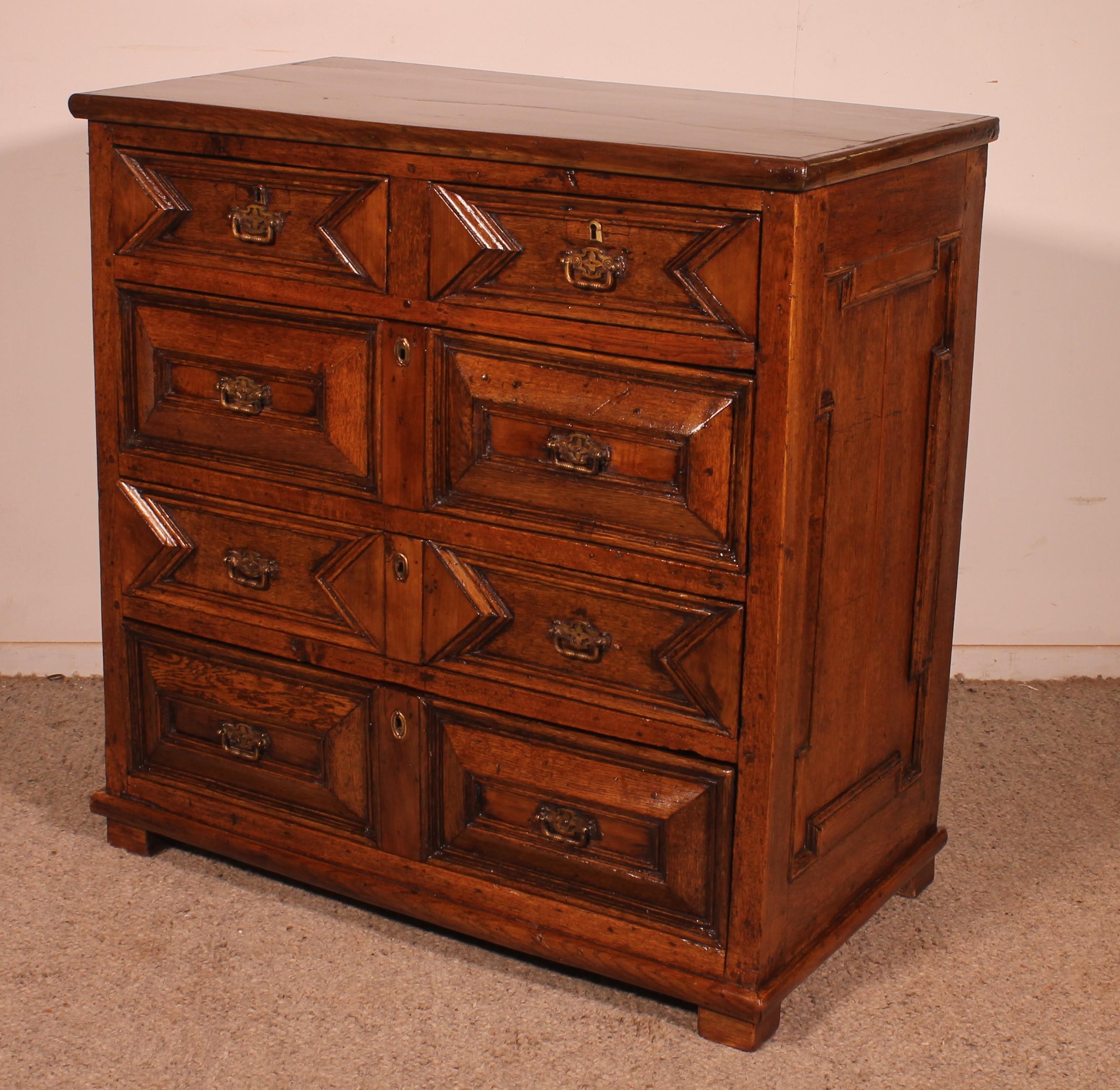Cassettiera Jacobean del XVII secolo in Oak e Jacobean Walnut in vendita 2