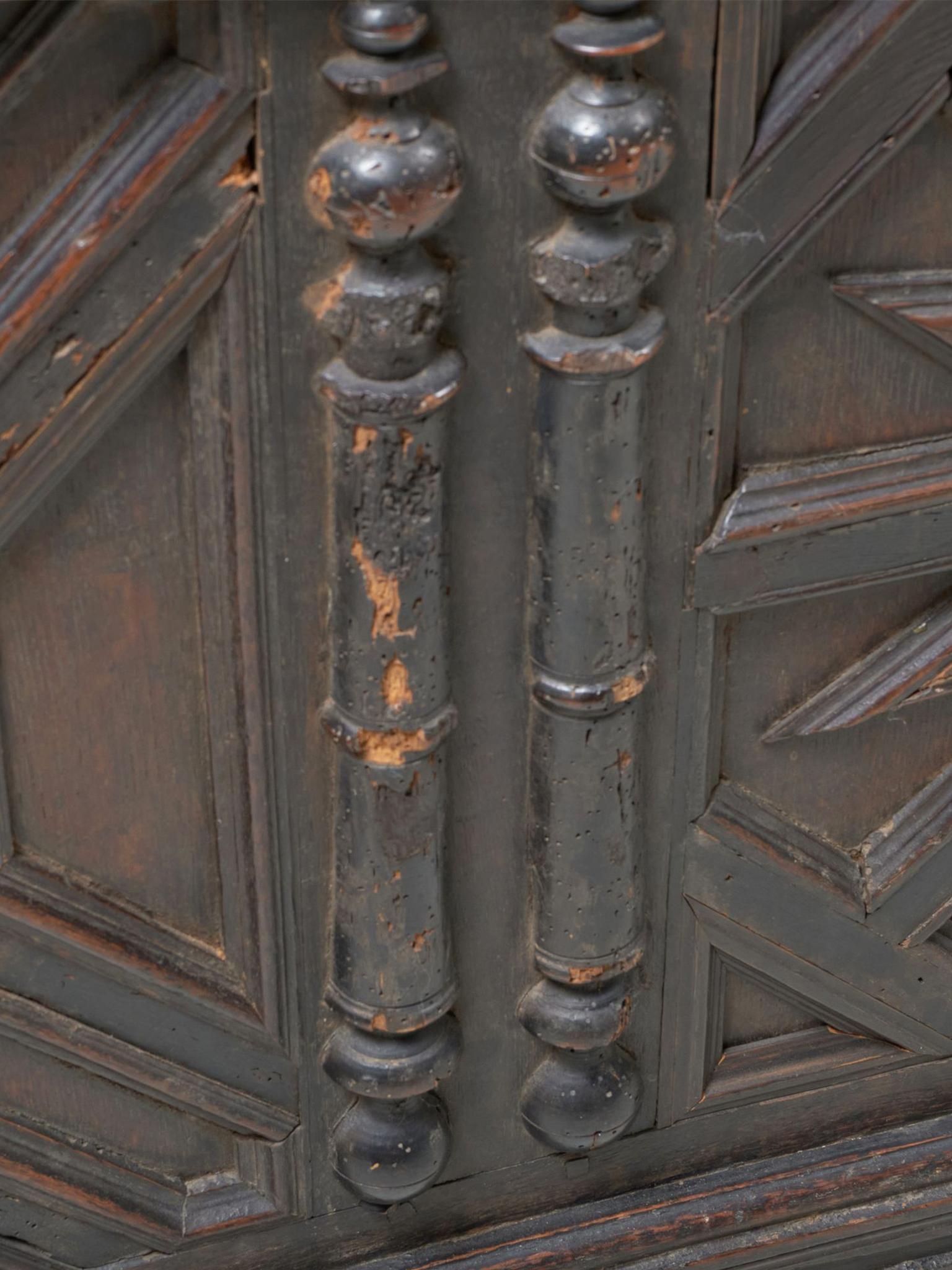 Arcón para mantas de roble jacobeo del siglo XVII en venta 2