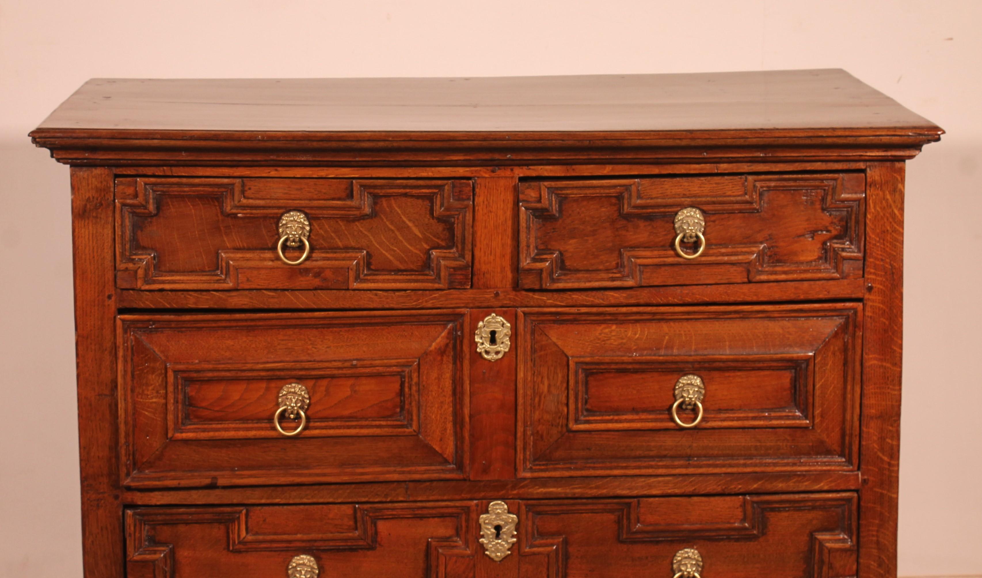 Superba cassettiera d'epoca giacobina del XVII secolo proveniente dall'Inghilterra e realizzata in oak

Cassettiera giacobina di qualità superiore con un bellissimo lavoro sui cassetti come raramente se ne vedono e una proporzione molto bella poiché