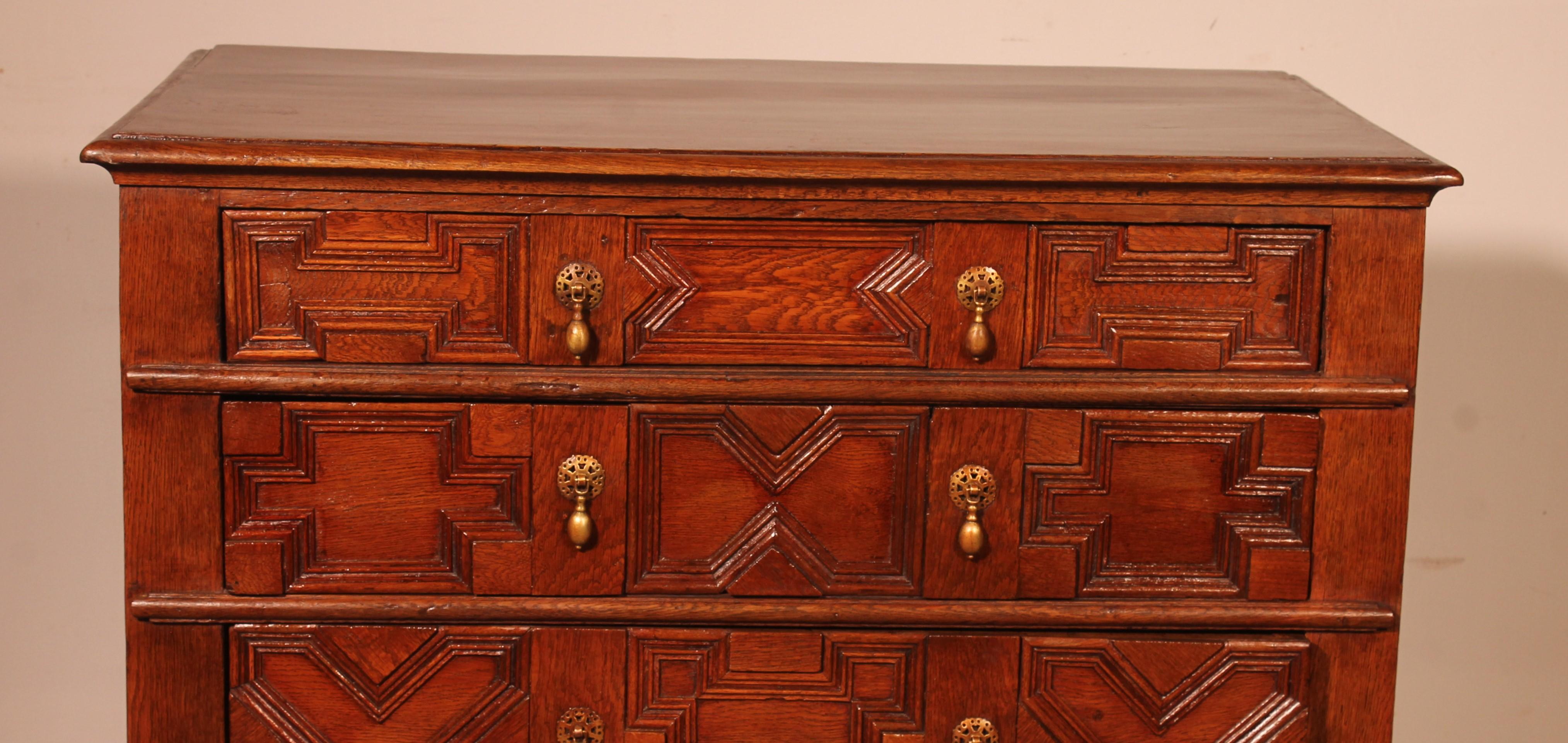 Superba cassettiera giacobina del XVII secolo proveniente dall'Inghilterra e realizzata in oak
Bellissima cassettiera in rovere chiaro con un superbo lavoro di modanatura sui cassetti e sui due lati, tipico delle cassettiere giacobiane.
Ogni