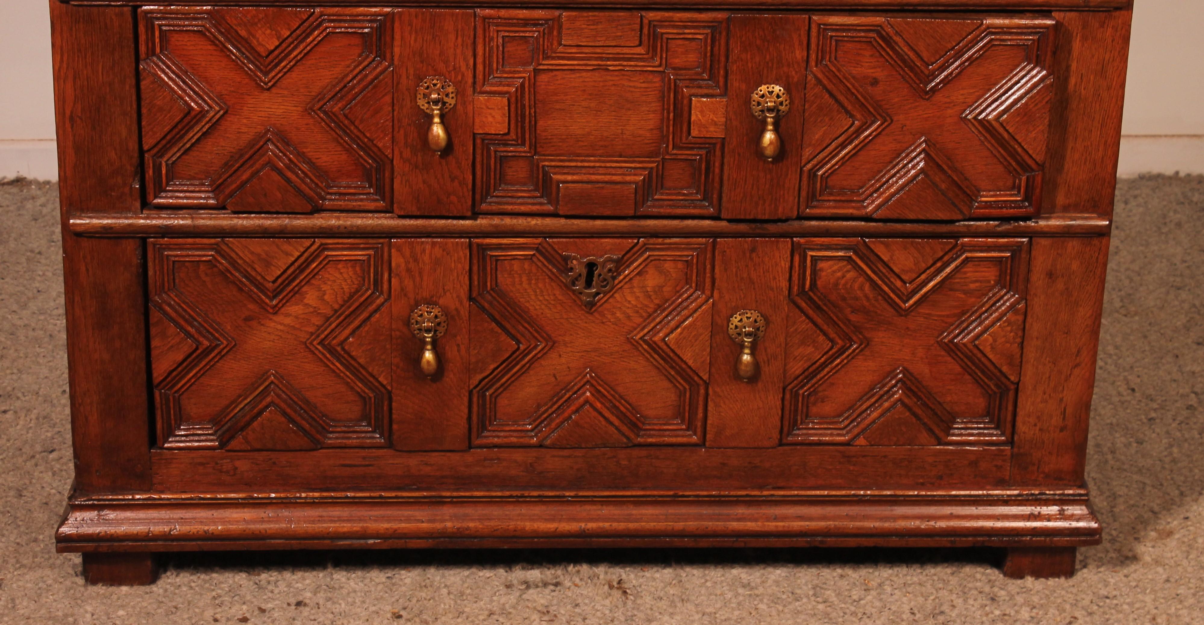 Giacobiano Cassettiera giacobiana in Oak del XVII secolo in vendita