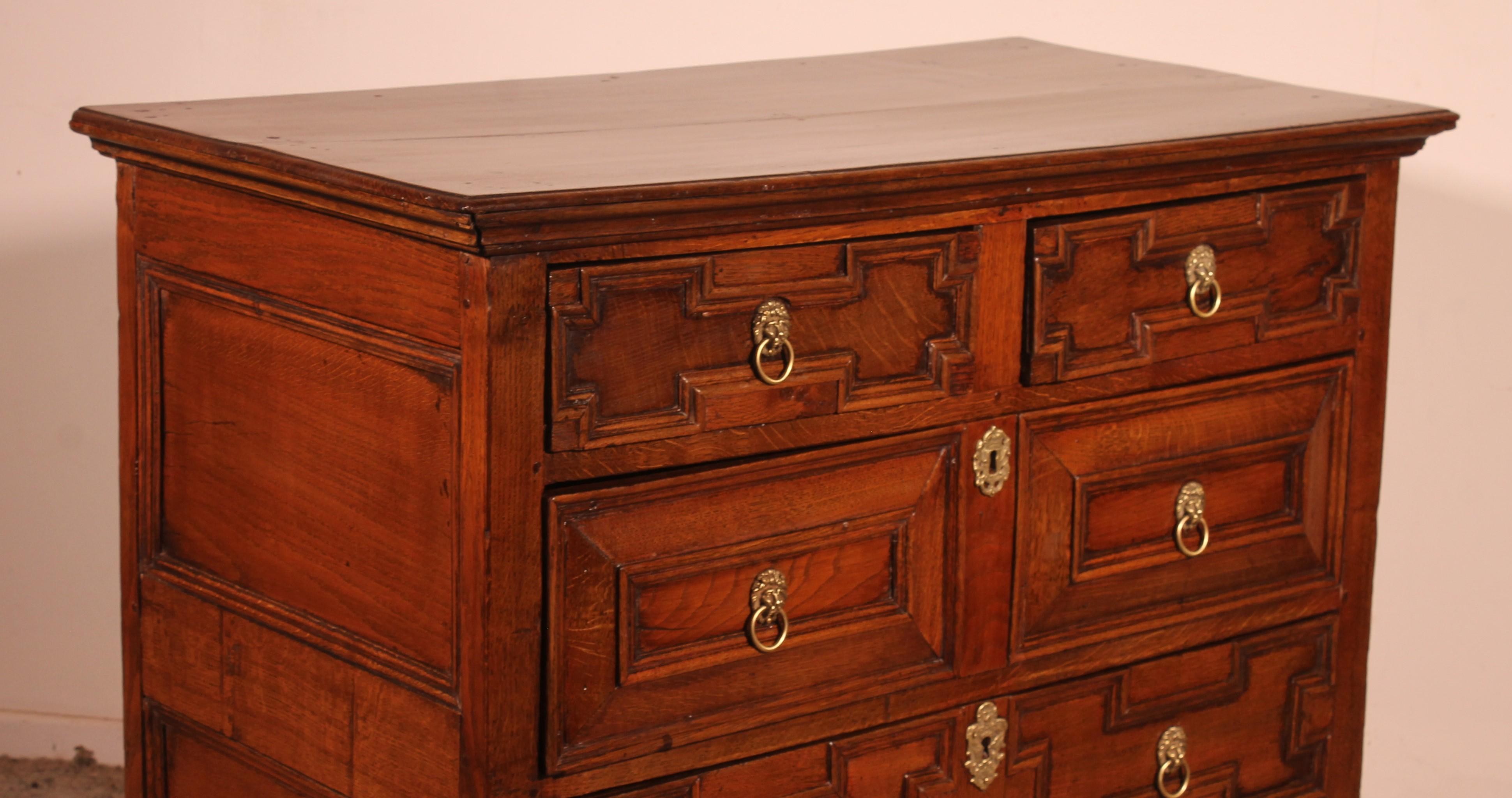 Fino al XVIII secolo Cassettiera giacobiana in Oak del XVII secolo in vendita