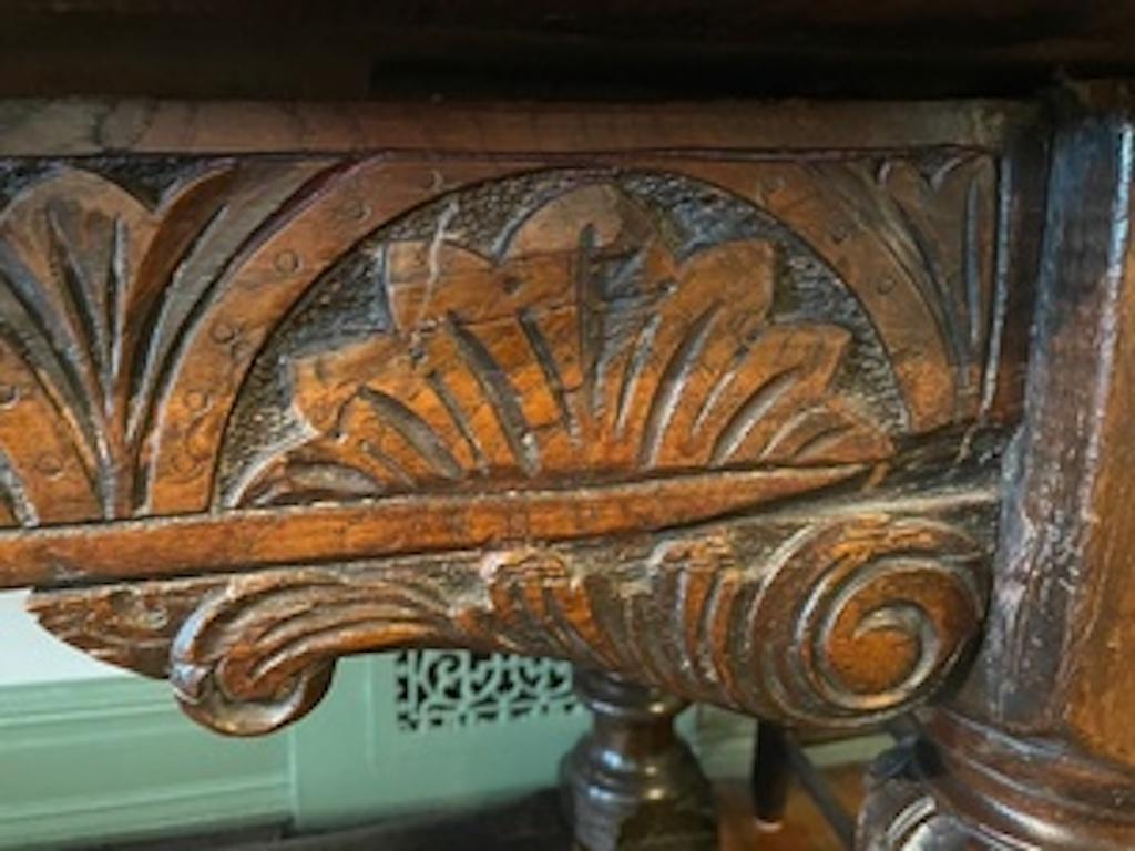 Table de réfectoire en chêne de style jacobéen anglais du début du XVIIe siècle. Une patine incroyable avec des éléments sculptés partout. Branches d'origine. Stable et de grande taille.