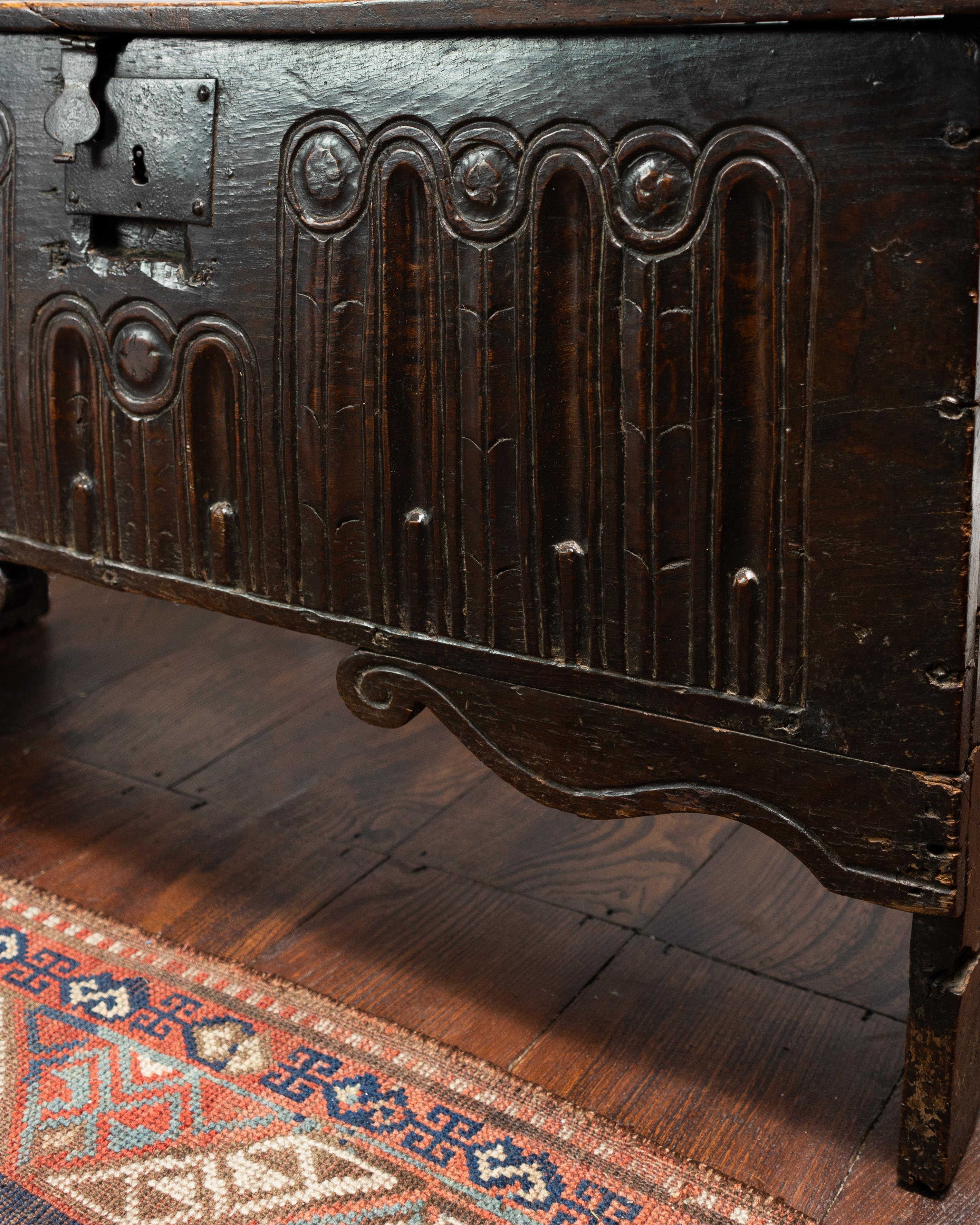 17th Century, James I, Carved Boarded Oak Chest, England, Circa 1603 - 1625 In Good Condition For Sale In Leominster, GB