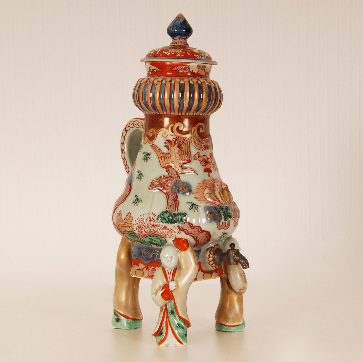 A fascinating Japanese coffee pot and collectors item by Samson Paris.
Material: Ceramic, porcelain
Style: Japanese, Oriental, Antique, Baroque
Origin: France, Paris late 19th century
Mark: beneath the pot (see picture)
Technique hand painted and