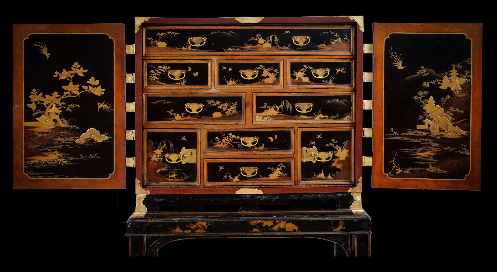 Edo Cabinet en laque d'exportation japonaise du 17e siècle représentant le poste de commerce néerlandais en vente