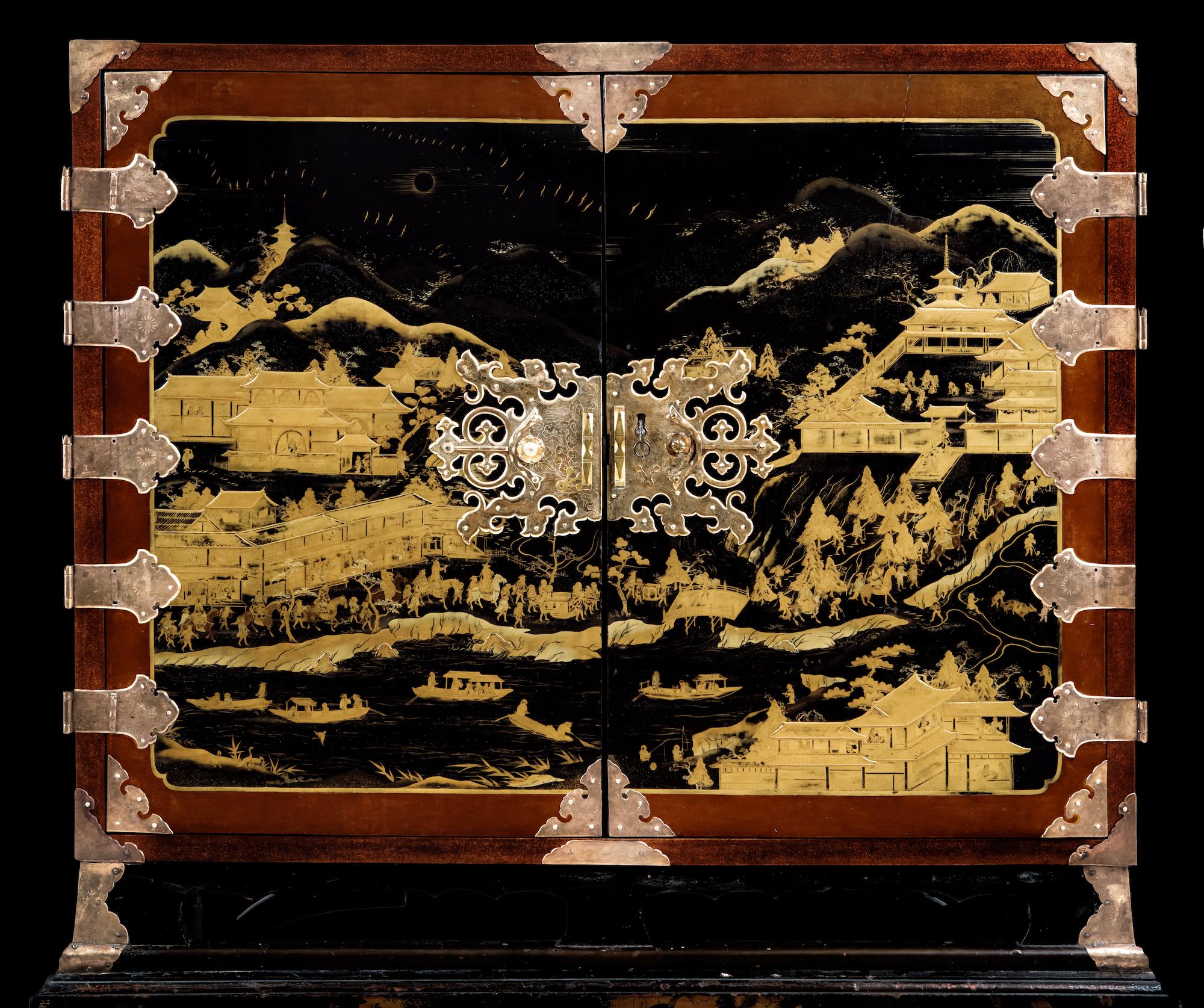Laqué Cabinet en laque d'exportation japonaise du 17e siècle représentant le poste de commerce néerlandais en vente