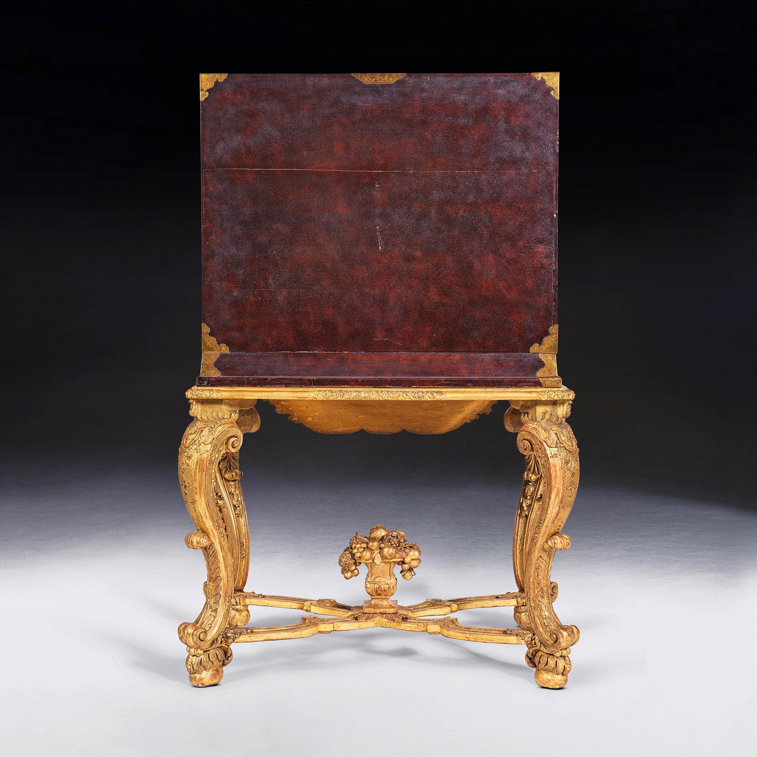 Gabinete de laca japonesa del siglo XVII sobre soporte de madera de giltwood francés Regence en venta 3
