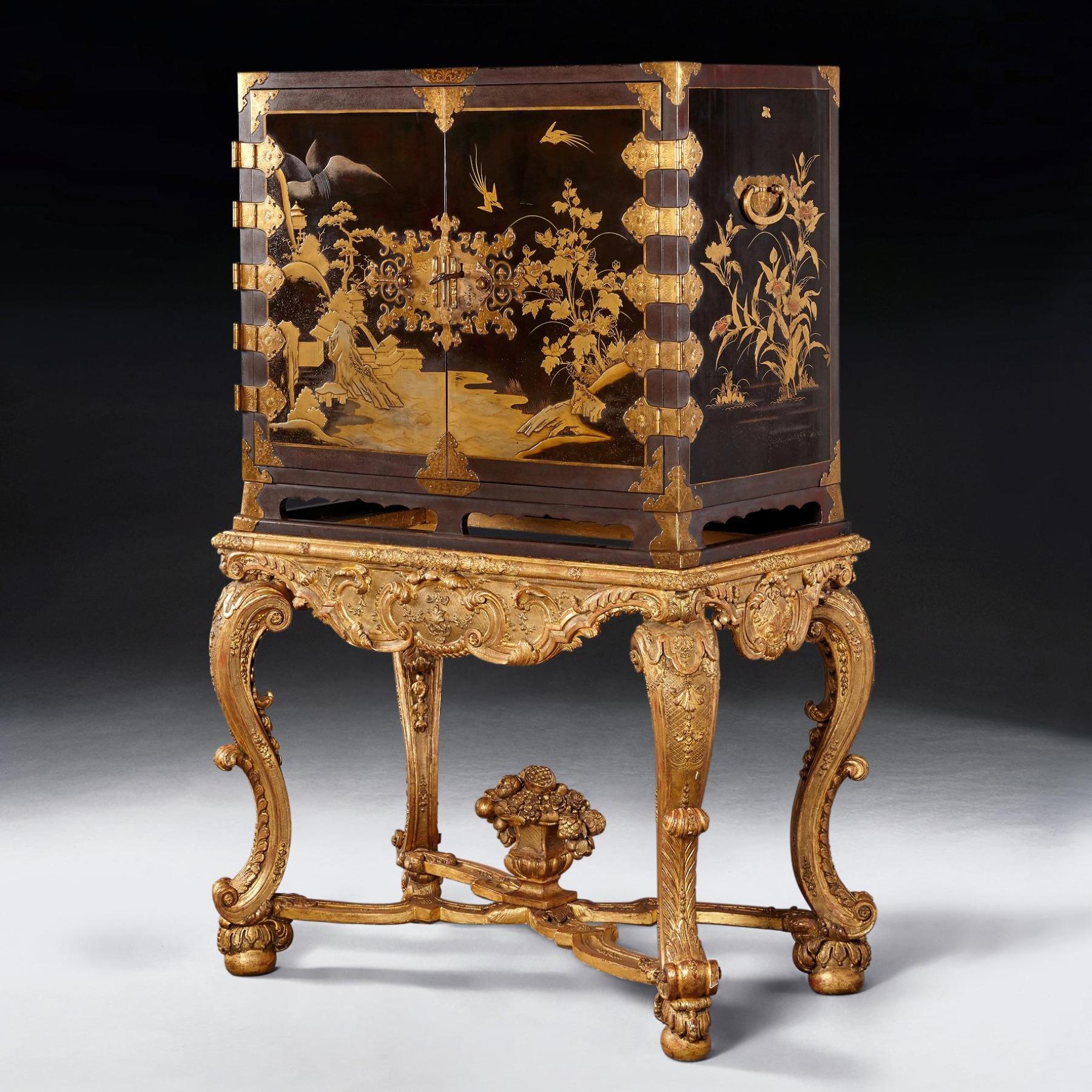 Un Gabinete Japonés de Laca del Siglo XVII Extremadamente Fino y Muy Importante sobre Soporte de Madera de Giltwood Francés del Periodo de la Regencia circa 1680-1690



Procedencia

Probablemente adquirida por Herman Willem Daendels