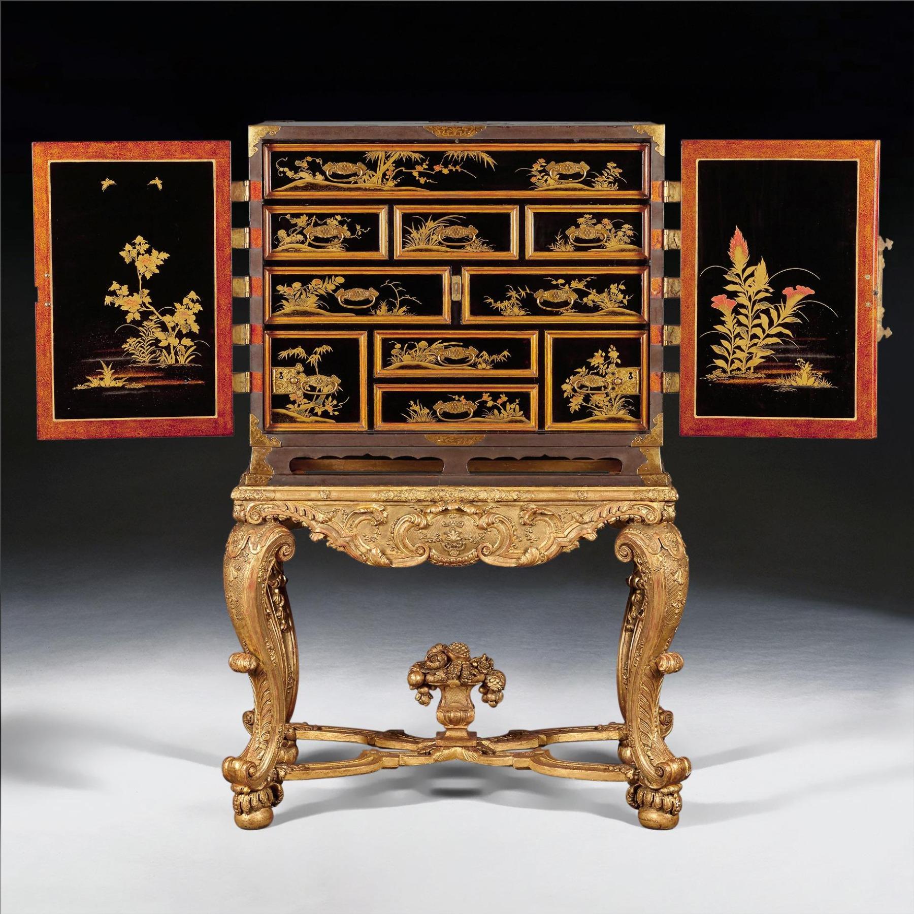 Gabinete de laca japonesa del siglo XVII sobre soporte de madera de giltwood francés Regence Edo en venta
