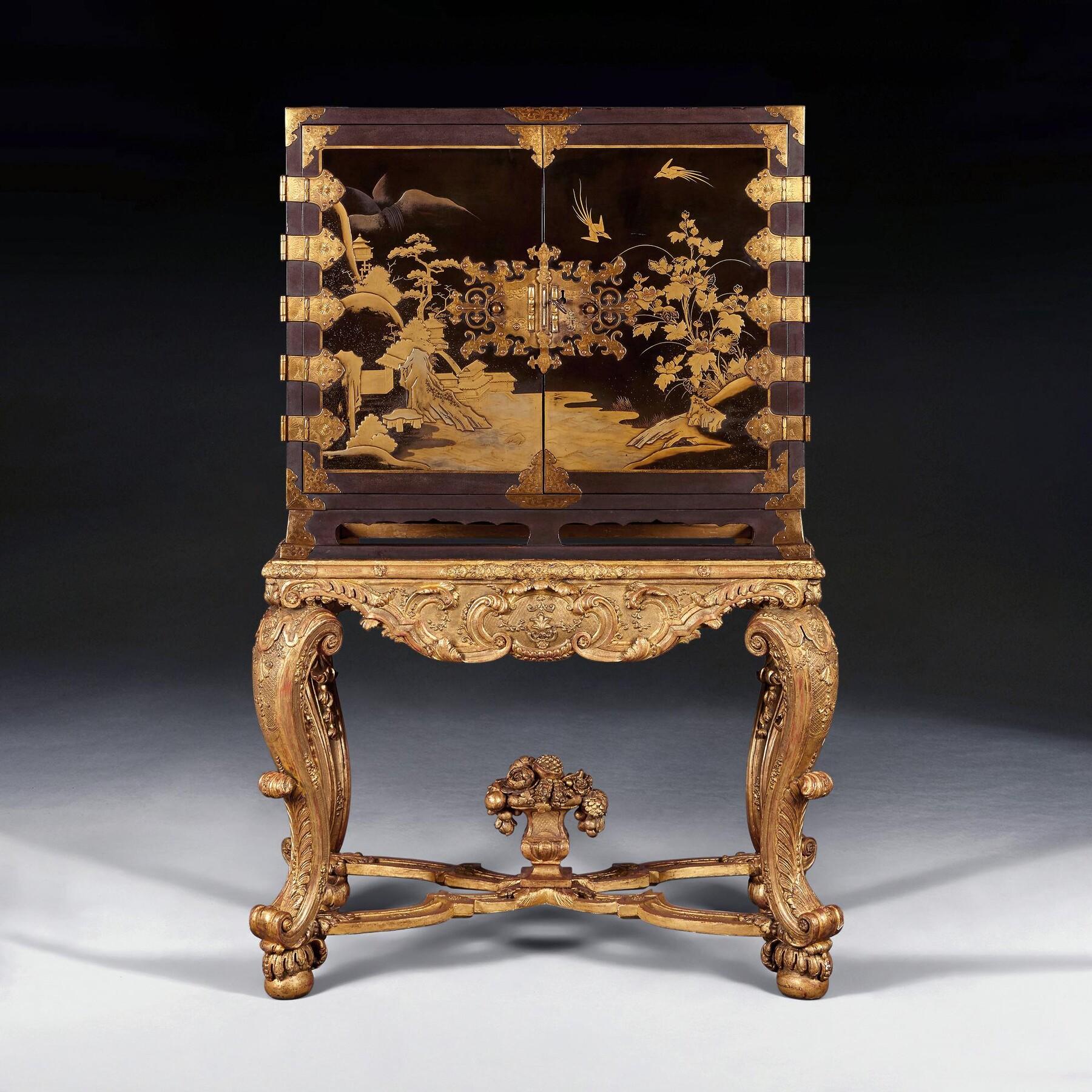 Gabinete de laca japonesa del siglo XVII sobre soporte de madera de giltwood francés Regence Japonés en venta