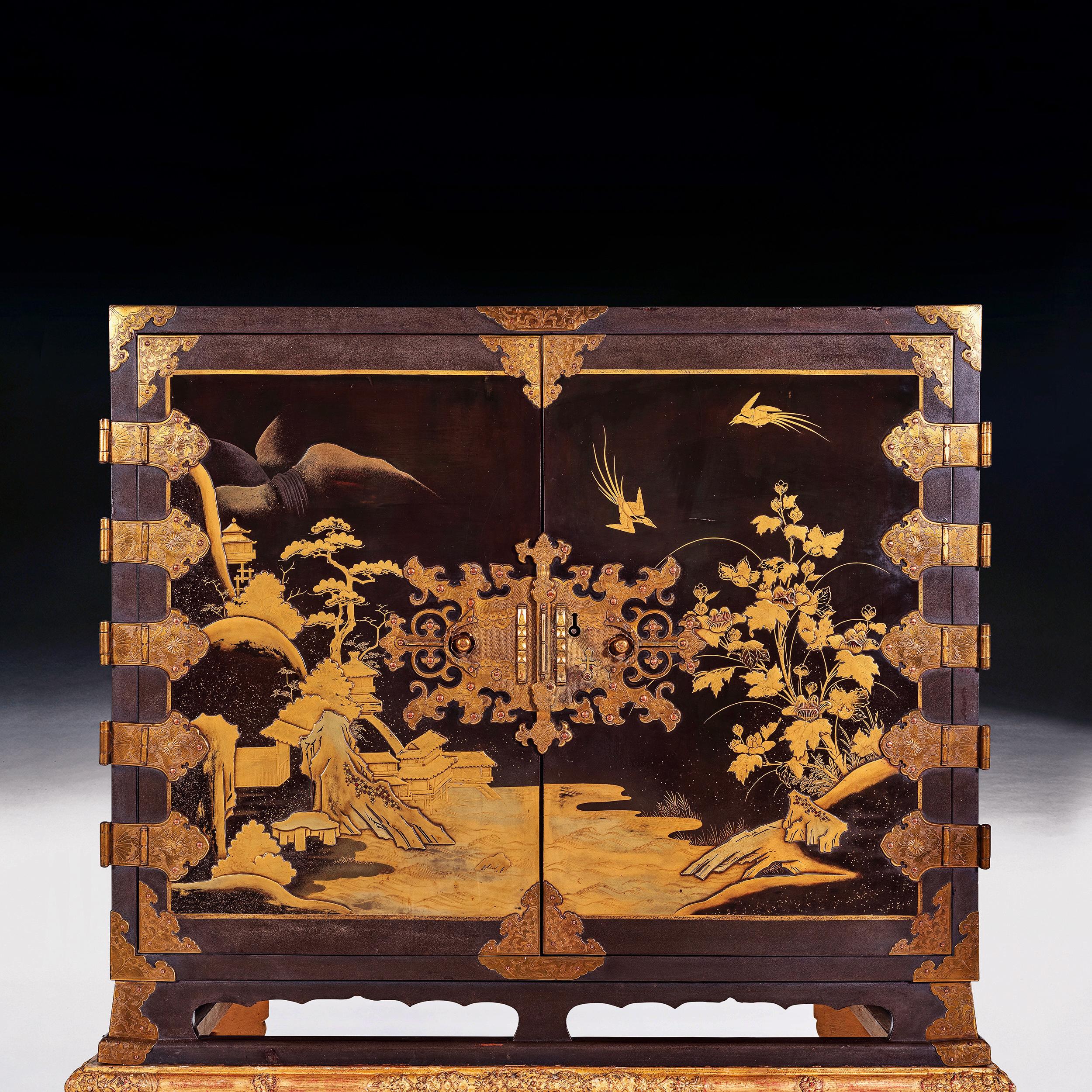 Gabinete de laca japonesa del siglo XVII sobre soporte de madera de giltwood francés Regence siglo XVIII y antes en venta