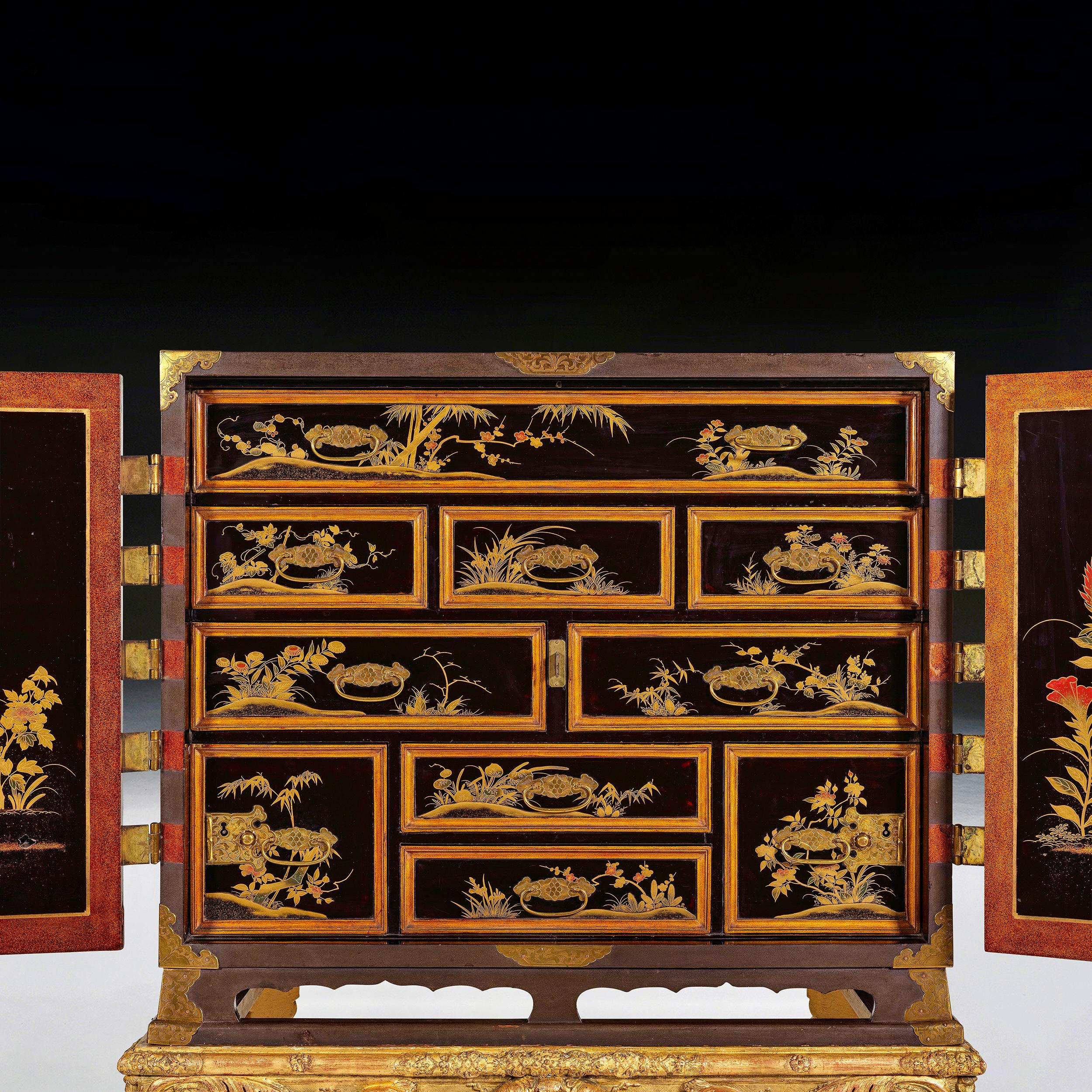 Gabinete de laca japonesa del siglo XVII sobre soporte de madera de giltwood francés Regence Madera dorada en venta