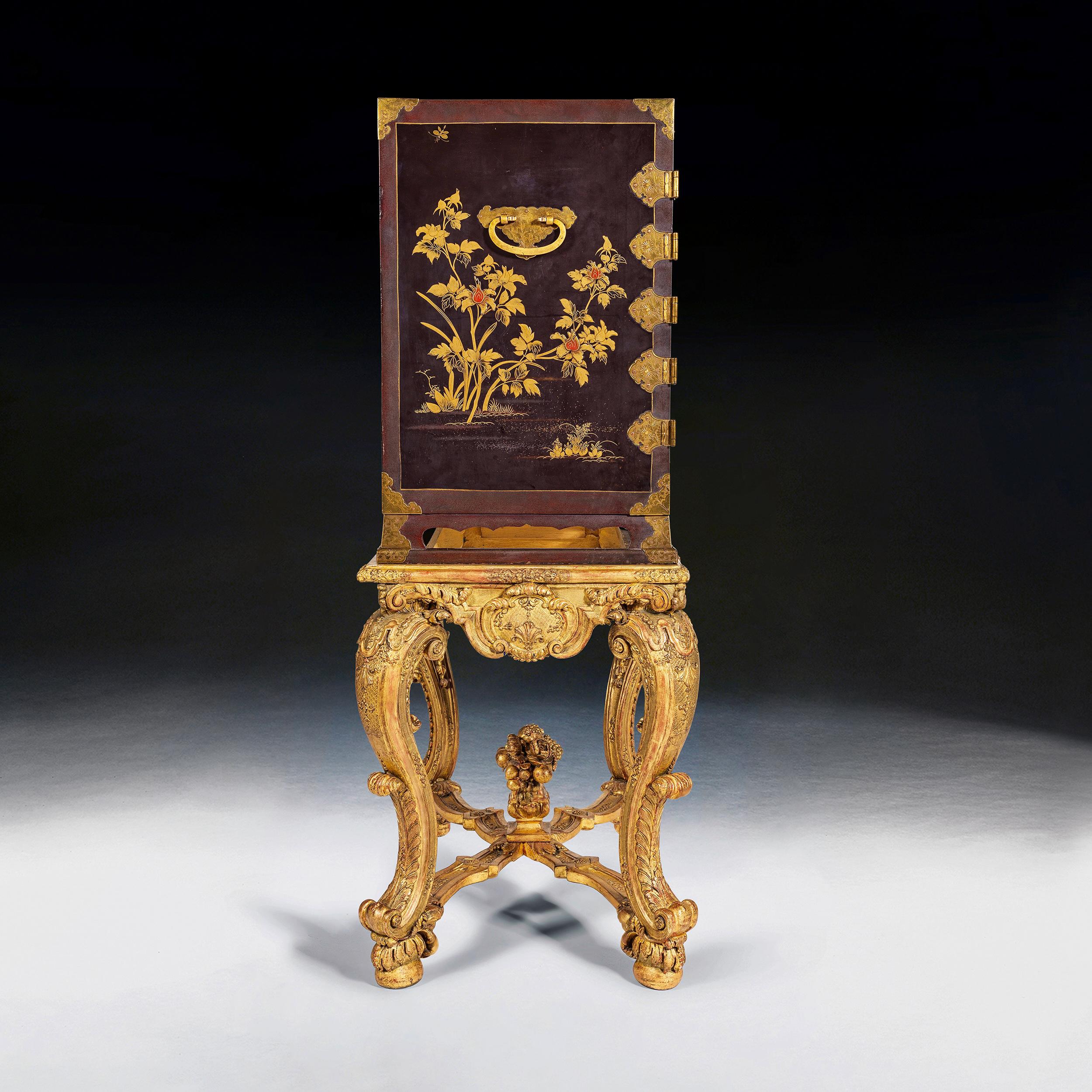 Gabinete de laca japonesa del siglo XVII sobre soporte de madera de giltwood francés Regence en venta 2