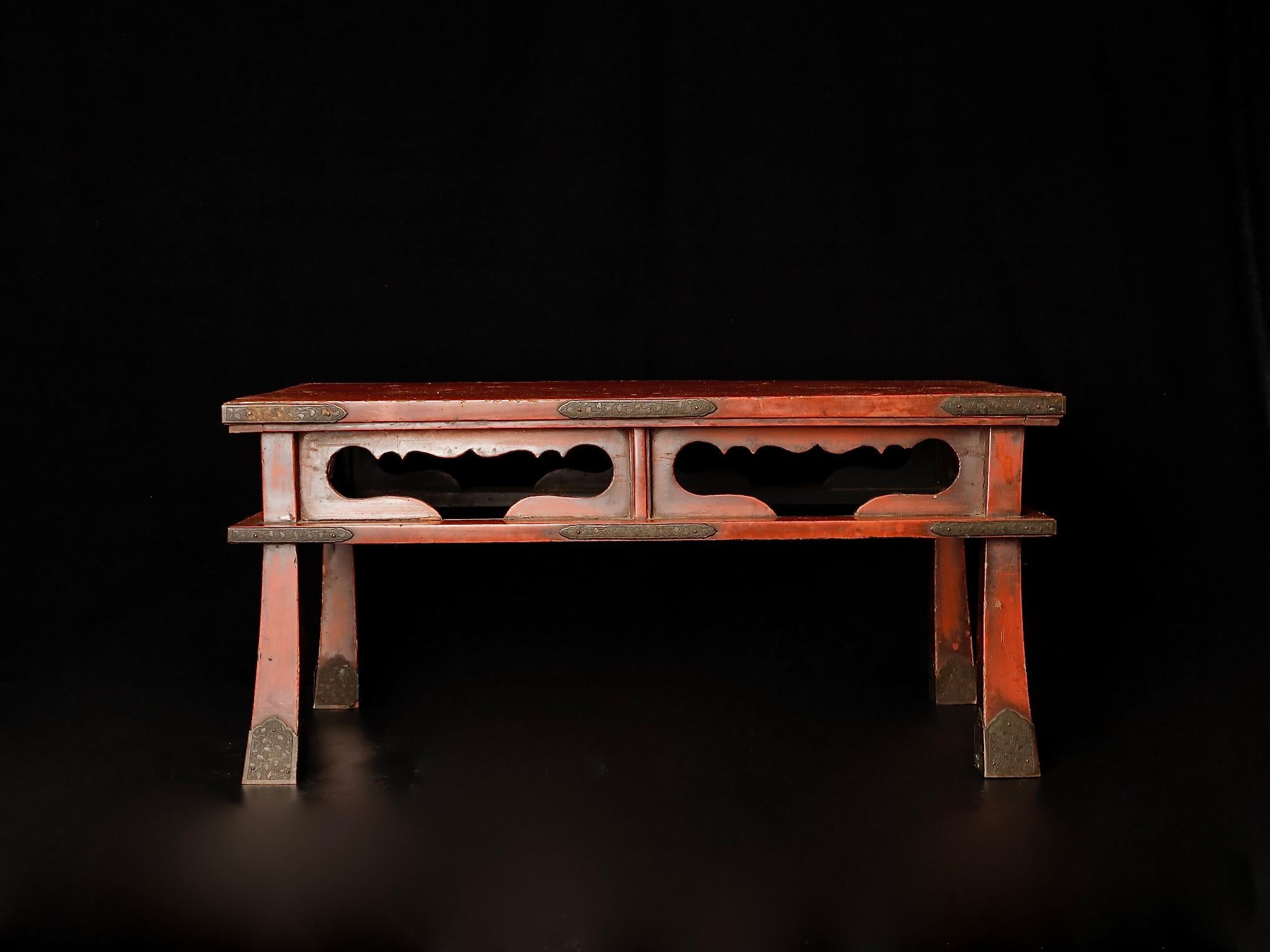 17th Century Japanese Negoro Style Lacquered Stand In Good Condition For Sale In Fukuoka, JP