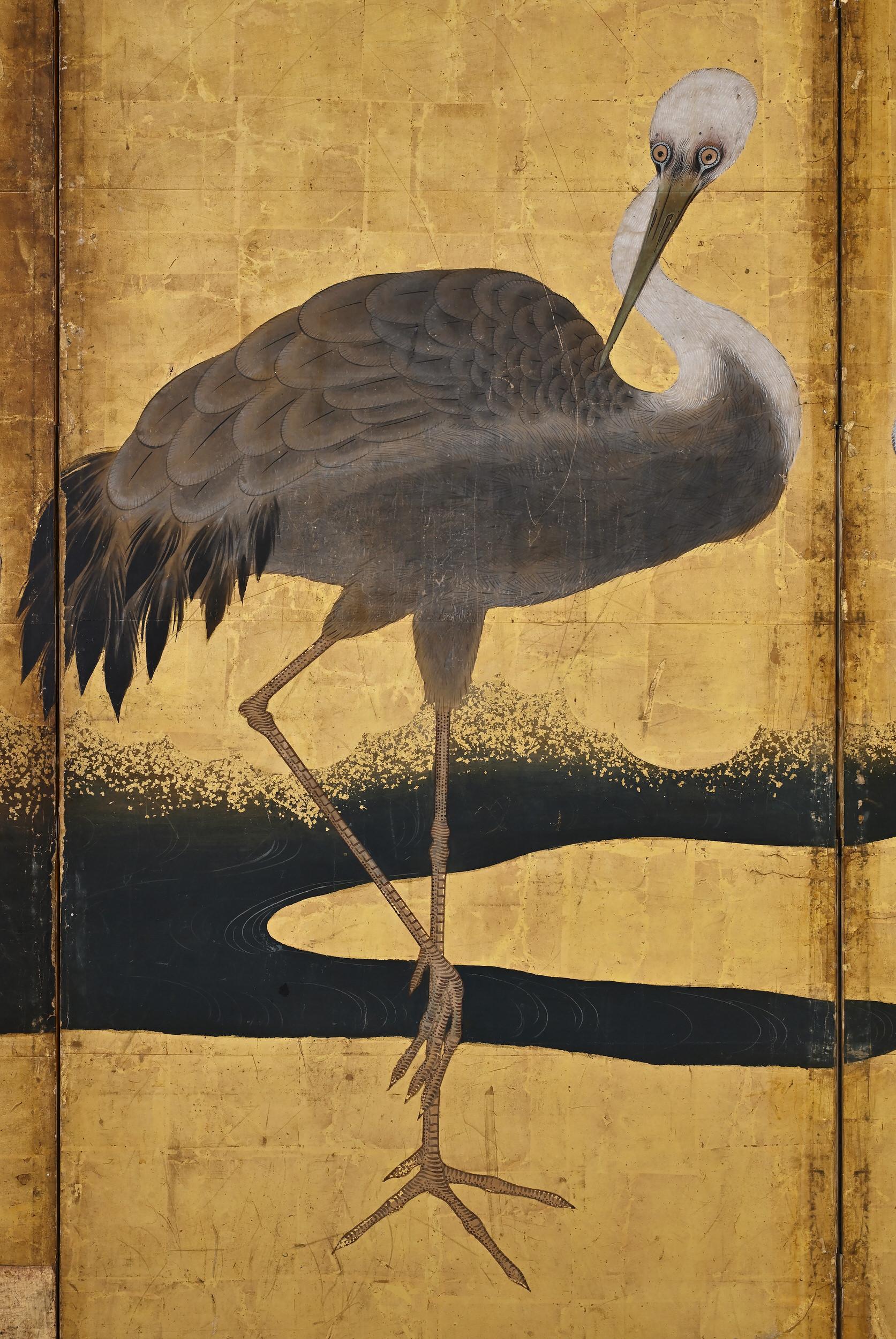 Feuille d'or Paire de paravents japonais du 17ème siècle, grues en vente